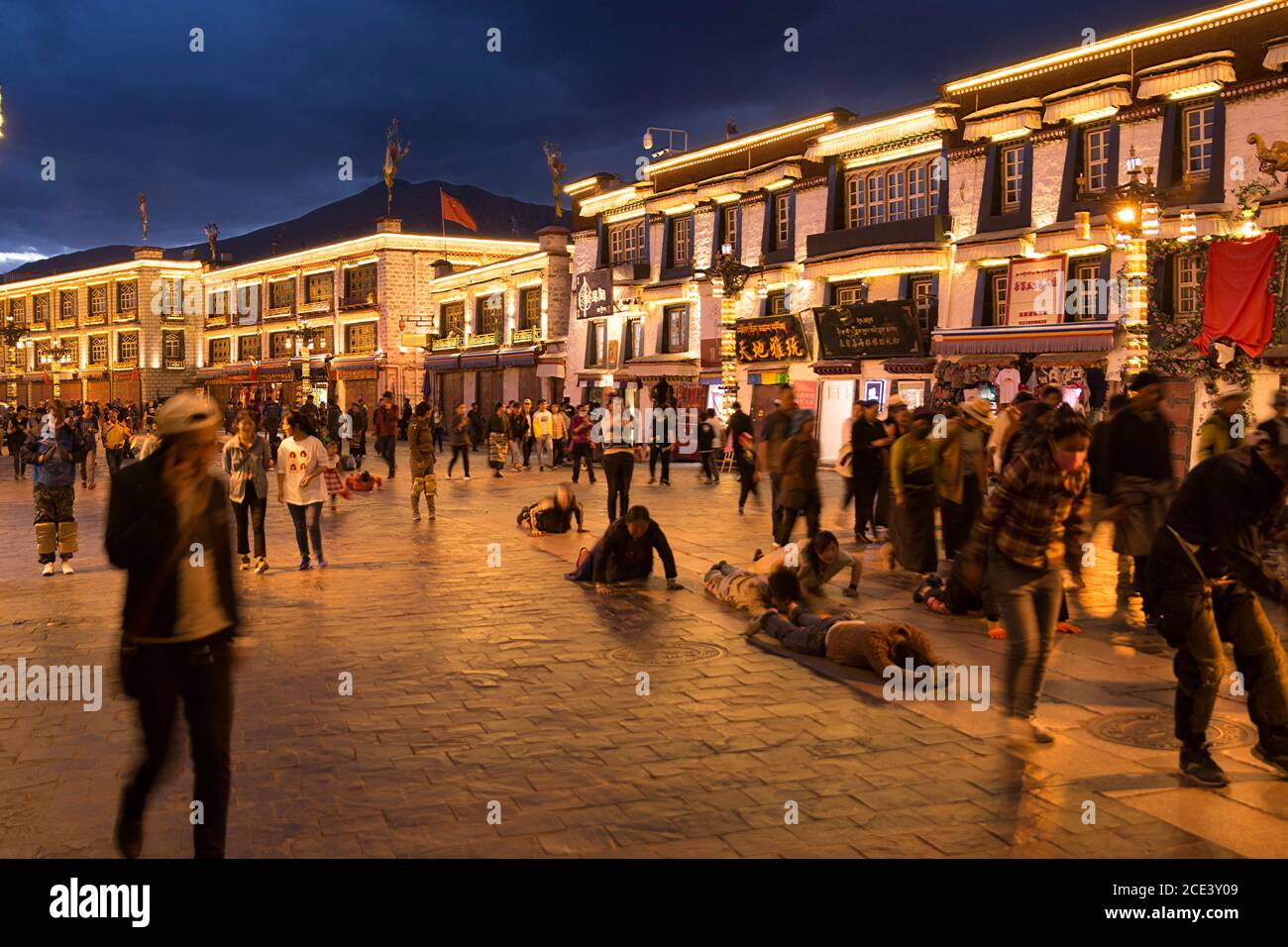 Pilgroms am Barkhor, in Lhasa, Tibet, während der Feierlichkeiten der Saga Dawa Stockfoto