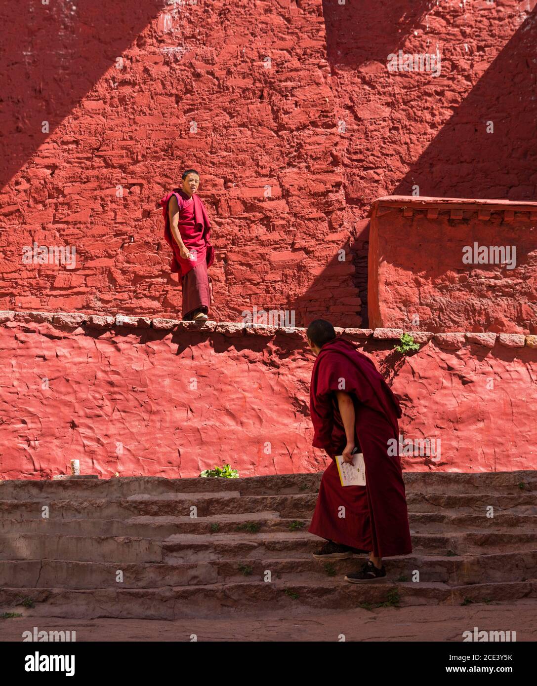 Mönche, die ihre täglichen Geschäfte führen, Kloster Ganden, Tibet Stockfoto