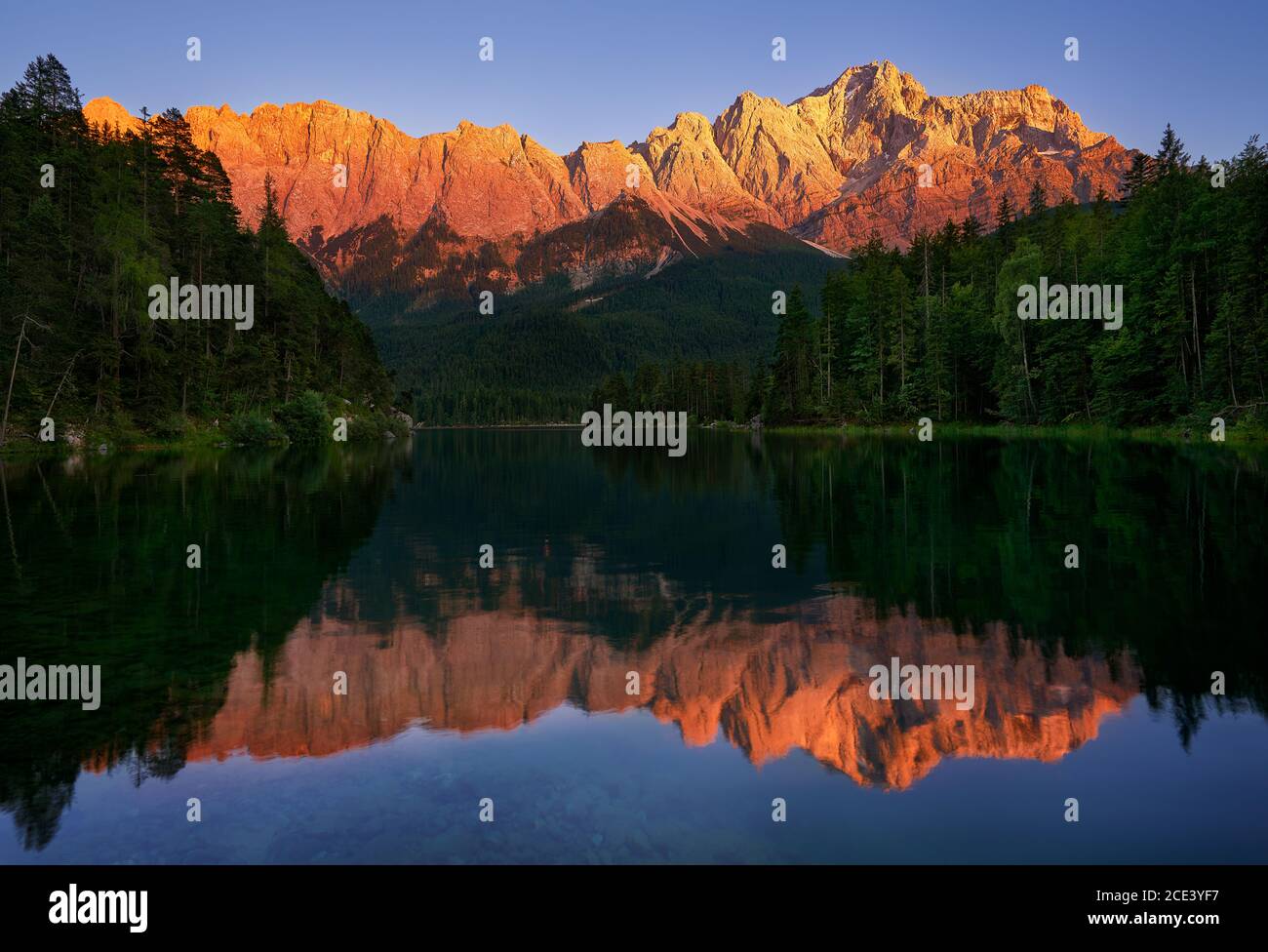 Zugspitze Bergblick vom Eibsee in Deutschland Stockfoto