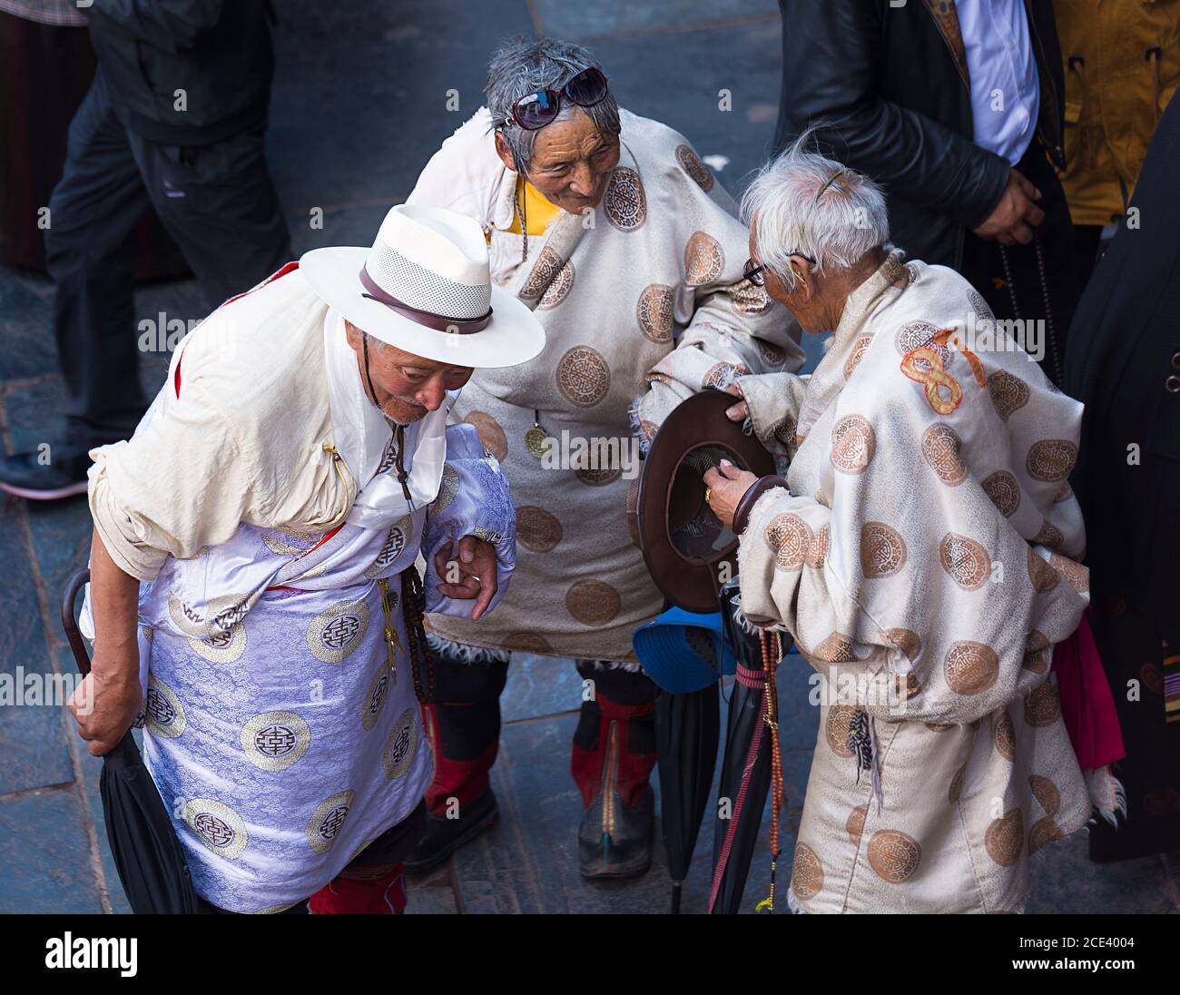 Drei alte Freunde treffen sich im Ramovhe Tempel zum Saga Dawa Festival, Lhasa, Tibet Stockfoto