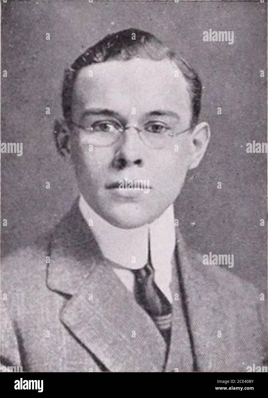 . Pour Pourri . PHILLIPS GARNISON MORRISONGeboren 22. März 1894 Merrimac, Mass. Anwesend BesidenceEntered Andover 1908 Andover, Mass. M. I. T. 6o 1912 POT POURRI GEORGE HENRY NETTLETON Geboren 5. Januar 1894Present ResidenceEntered Andover 1910 Kansas City, Mo.Ballston, N. Y.Yale Sheffield. RUSSELL NEWCOMB NUTE Geboren 1. August 1893 Worcester, Mass. Gegenwart Residenz New York, X. Y. Eintritt in Andover 1908 Worcester Poly. Mirror Board (3 Jahre) Business Manager Mirror (1911) Stockfoto