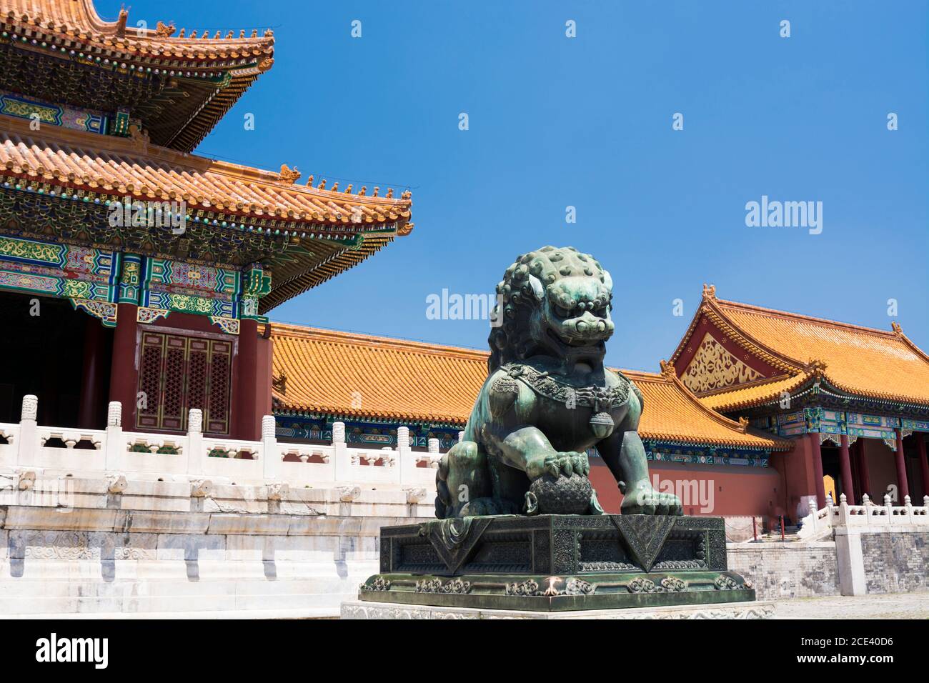 Ein mächtiger chinesischer Löwe bewacht den Eingang zu einem der inneren Höfe der Verbotenen Stadt, Peking, China Stockfoto