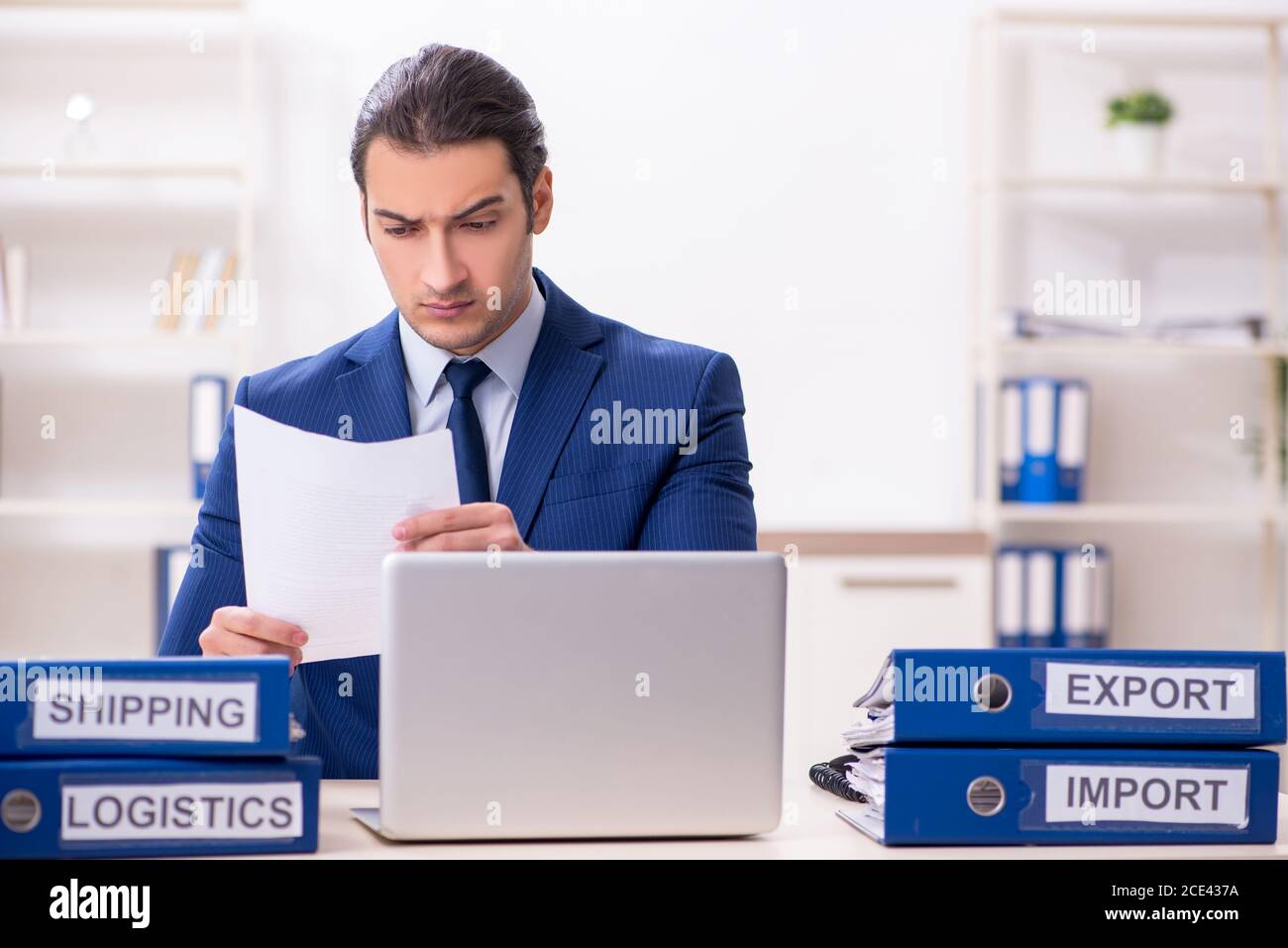 Junger Logistikspezialist im Büro Stockfoto