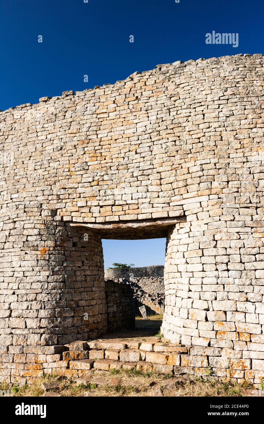 Große Zimbabwe Ruinen, große Mauer und Eingang von "The Great Enclosure", alte Hauptstadt der Bantu Zivilisation, Masvingo Provinz, Simbabwe, Afrika Stockfoto