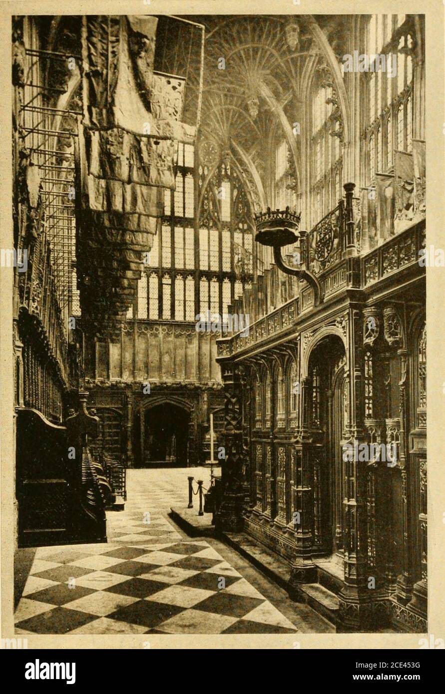 . Der Kritiker im Abendland. Aus Angst vor den Drohungen dieser Frauen wurden viele öffentliche Baustellen geschlossen. Das British Museum schloss seine Türen, und die einzige Abteilung, die offen blieb, war der Lesesaal. Hunderte von Touristen wurden jeden Tag von diesem Hauptausstellplatz in London weggescheut. Um den Zutritt zu den unschätzbaren Sammlungen dieses Museums zu sichern, war ein Embassybrief an den Direktor notwendig. HamptonCourt Palace wurde geschlossen, und so viel Bürokratie war notwendig, um das Eingeständnis zu bekommen, dass nur wenige versuchten es.die Londoner Zeitungen, mit dieser ruhigen Missachtung der öffentlichen Bequemlichkeit wh Stockfoto