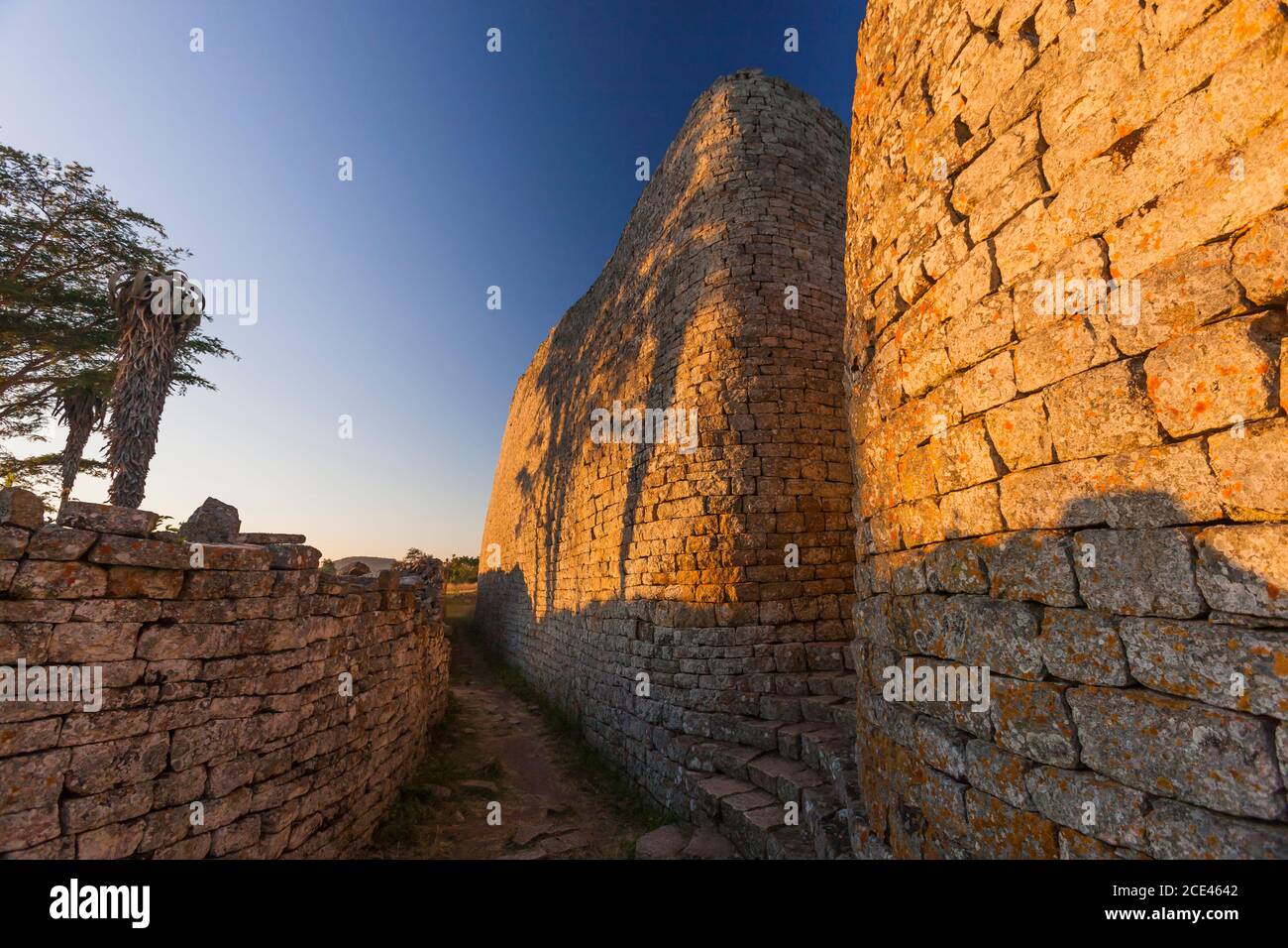 Große Zimbabwe Ruinen, große Mauer und Eingang von "The Great Enclosure", alte Hauptstadt der Bantu Zivilisation, Masvingo Provinz, Simbabwe, Afrika Stockfoto