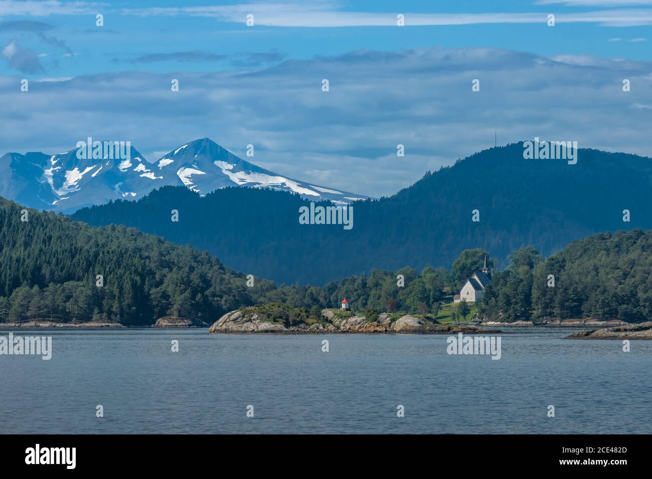 Fhre ber den Langfjord (ein Arm des Romsdalsfjords) zwischen Solsnes und  Afarnes, Grafschaft More Og Romsdal, Norwegen. Atemberaubender Fjord und  Berg Stockfotografie - Alamy