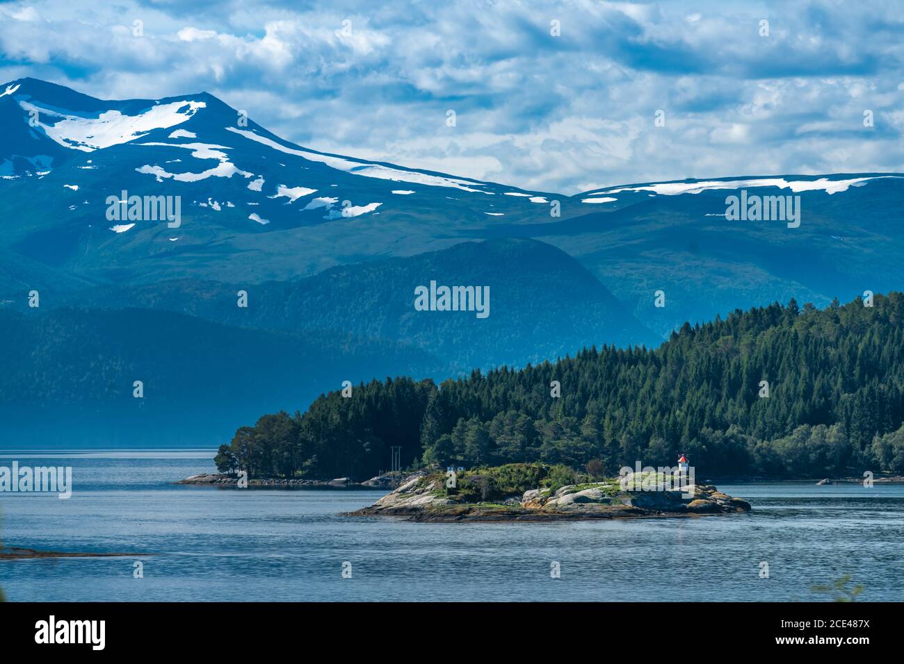 Fhre ber den Langfjord (ein Arm des Romsdalsfjords) zwischen Solsnes und  Afarnes, Grafschaft More Og Romsdal, Norwegen. Atemberaubender Fjord und  Berg Stockfotografie - Alamy