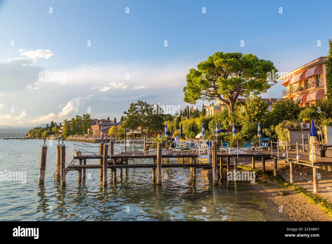 Sirmione am Gardasee in einem schönen Sommertag, Italien Stockfoto