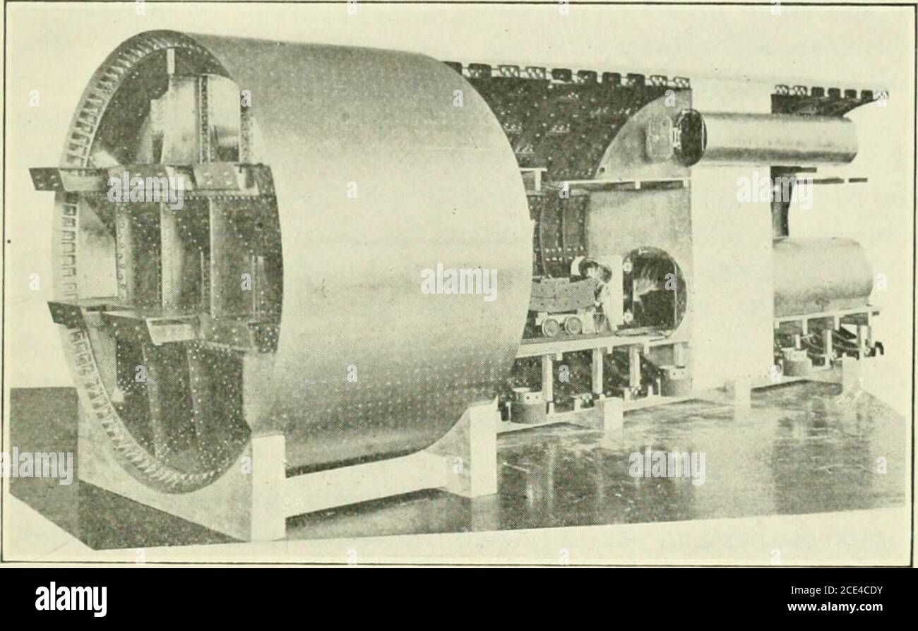 . Schild und Druckluft Tunneling . ^ könnte entkommen.die Schlosserweiterung ist ein Fluchtweg im Falle eines solchen Unfalls, und es ist auf Seite 241 des gleichen Papiers beschrieben. Es bestand aus einem kurzen cjdinder etwa 4 Fuß lang und 4 Fuß im Durchmesser, offen an einem Ende und mit dort einen Flansch, der an das Ende von RL.Wr AM) F.QriPMEXT 227 einer der Schlösser in den Hudson-Tunneln verschraubt werden konnte. Am anderen Ende war eine gewöhnliche Schleusentür, die sich in den Zylinder öffnete. Wenn die regularlock Tür nicht funktioniert, würde diese Erweiterung auf der Außenseite verschraubt werden, die reguläre Sperre würde aufgegeben werden und die Verriegelung wo Stockfoto