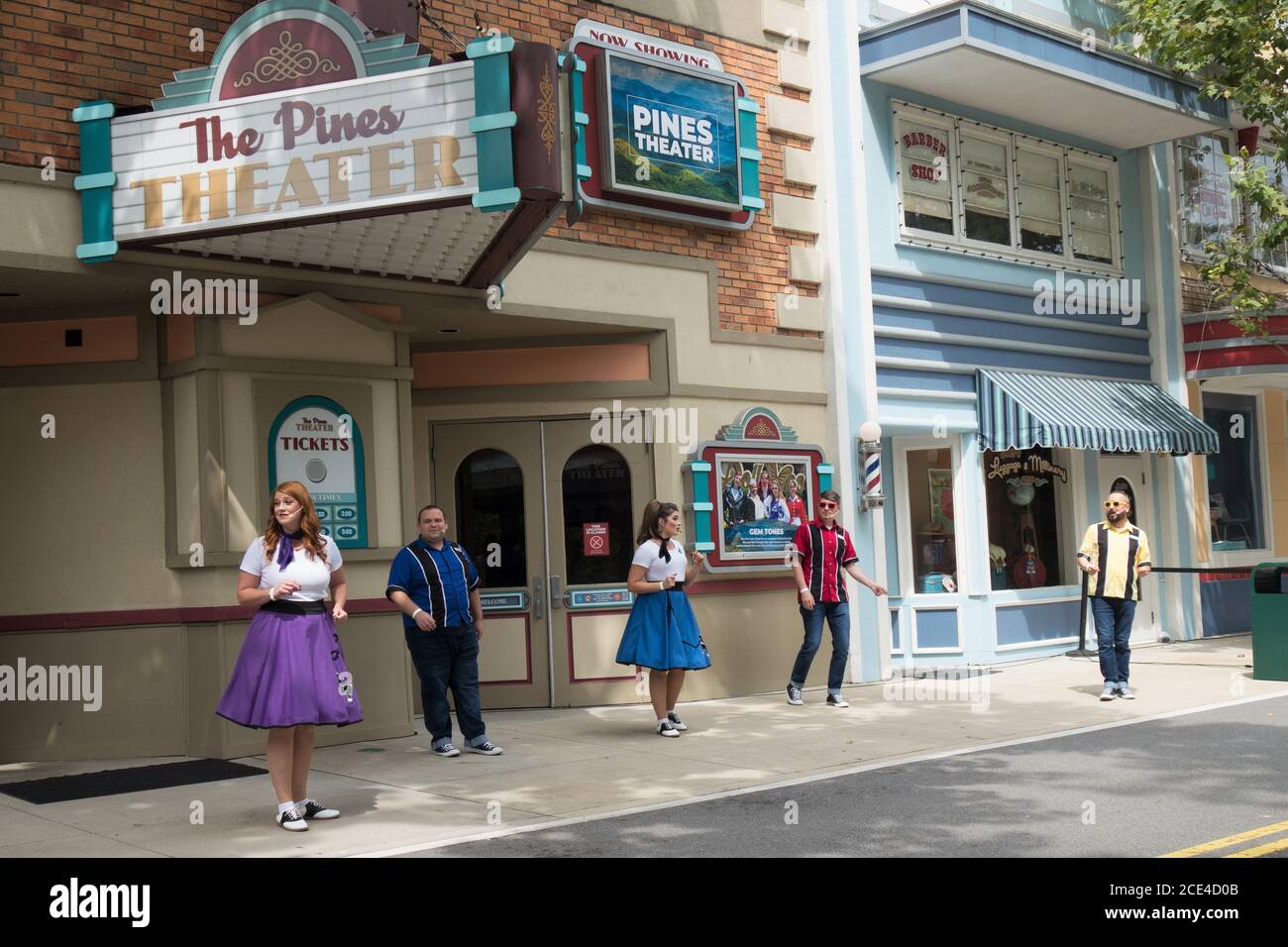 Eine fünfziger Jahre Gesangsgruppe spielt außerhalb eines Theaters vor einem sozial distanzierten kleinen Publikum im Dollywood in Tennessee während Covid 19. Stockfoto