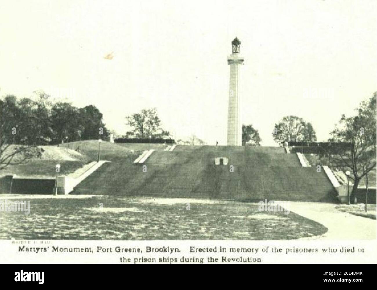 . New York von heute . 206. NEW YORK VON HEUTE 209 7,500 Menschen sind täglich in einem Gebäude für die Stadt tätig – dem Muncipal Building. 300,000 paaa die belebtesten Punkte entlang Broadwayeaeh Tag. Vor 1,000,000 Immigranten lodern jedes Jahr.3,750,000 Leute leben in den Mietskassen.105 Babys von allen tausend sterben.100 Gallonen Wasser wird eaeh jeden Tag geliefert. Straßenbeleuchtung kostet 5,000,000 Dollar pro Jahr. Die öffentlichen Parks umfassen 7,223 Hektar. Land, das durch das Füllen mit Straßenkehrungen zurückgewonnen wird, umfasst 64 Hektar. Es braucht 1,800 Fahrer, um Stadtmüll zu sammeln. Die öffentlichen Behools kosten über 40,000,000 Dollar jährlich Stockfoto