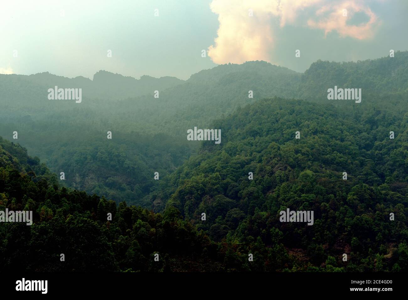 Die Gipfel des Panchase-Berges vom Dorf Sidhane aus gesehen, Gandaki Pradesh, Nepal. Stockfoto