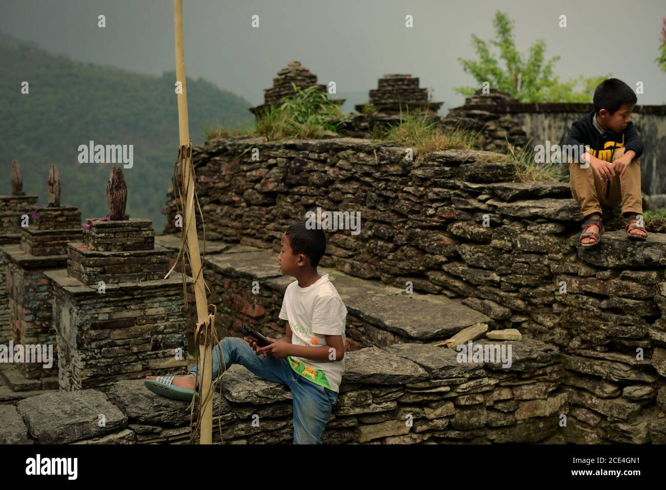 Jugendliche in einem kulturellen Erbe im landwirtschaftlichen Dorf Sidhane in Panchase Bergregion, Gandaki Pradesh, Nepal. Stockfoto