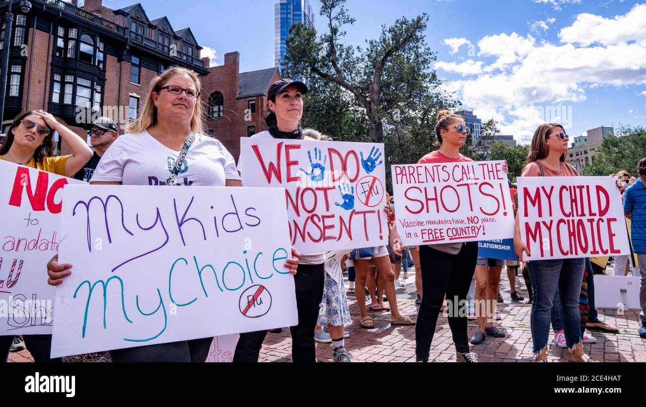 30. August 2020, Boston, Massachusetts, USA: Protestkundgebung während der Anti-Grippe-Schuss-Mandatskundgebung in Boston. Hunderte der Anti-Grippe-Impfstoffdemonstranten versammelten sich am 30. August 2020 vor dem Statehouse gegen das Massachusetts-Impfstoff-Mandat. Beamte des öffentlichen Gesundheitswesens in Massachusetts gaben am 19. August bekannt, dass für alle Schüler über 6 Monate im Vorschulalter, an den Hochschulen K-12 und an den Hochschulen jetzt eine Grippeimpfung erforderlich sei, es sei denn, es wird eine medizinische oder religiöse Befreiung gewährt. Es wird erwartet, dass die Schüler bis zum 31. Dezember 2020 für die Grippesaison 2020-2021 einen Grippeimpfstoff erhalten haben. (Foto von Ke Stockfoto