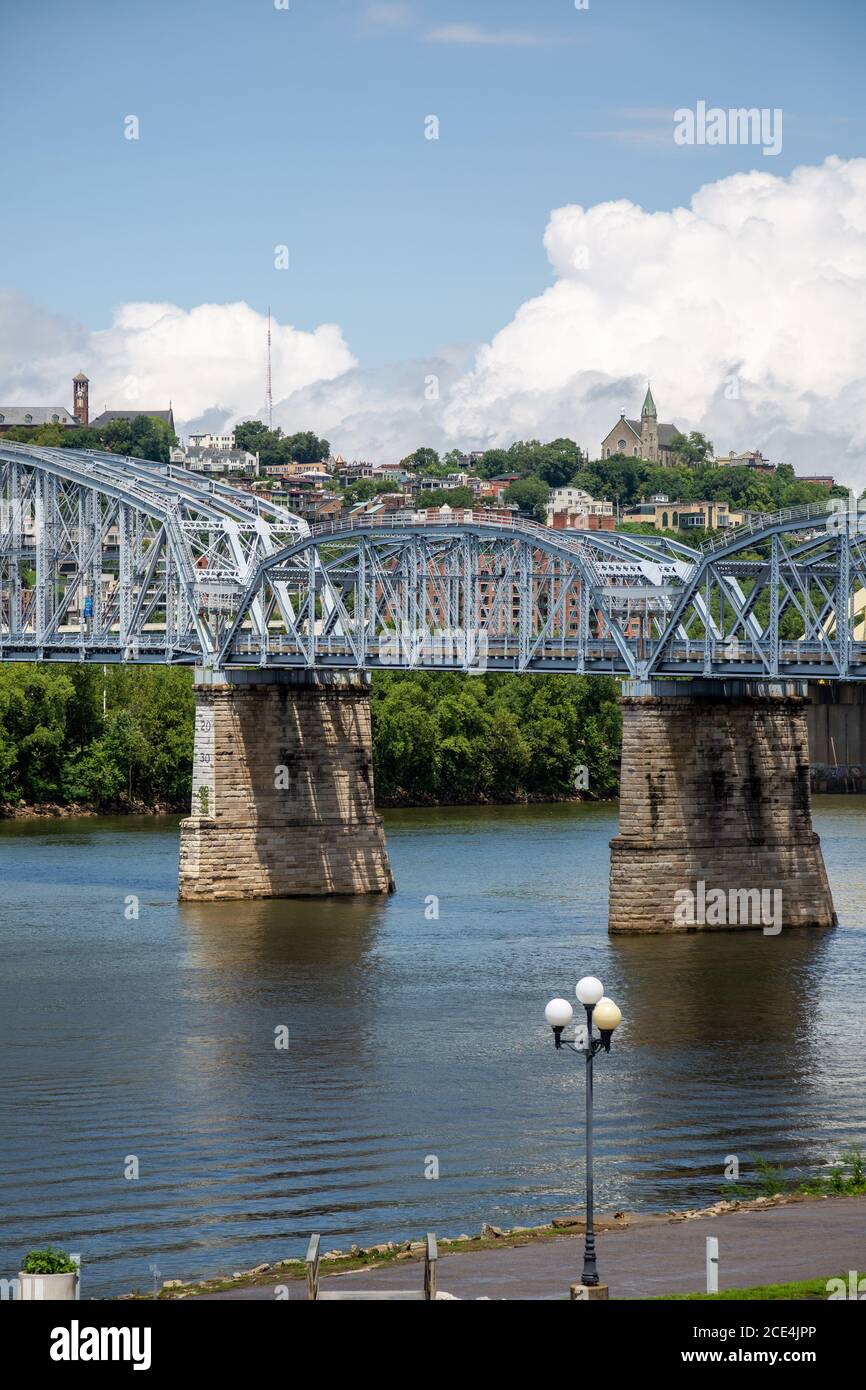 Die Newport Southbank Bridge oder die Purple People Bridge überspannt den Ohio River zwischen Newport, Kentucky und Cincinnati, Ohio. Stockfoto