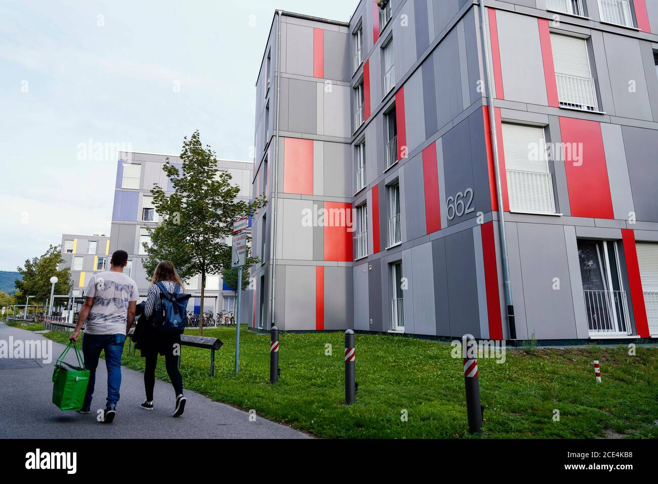 Heidelberg, Deutschland. August 2020. Fußgänger laufen an einem Wohnkomplex im Neuenheimer Feld vorbei. Der sehr große Druck auf die Studierenden, vor Semesterbeginn rasch Zuflucht zu finden, hat sich in diesem Jahr an vielen Stellen nicht aufgrund der Corona-Krise erwirkt. Quelle: Uwe Anspach/dpa/Alamy Live News Stockfoto