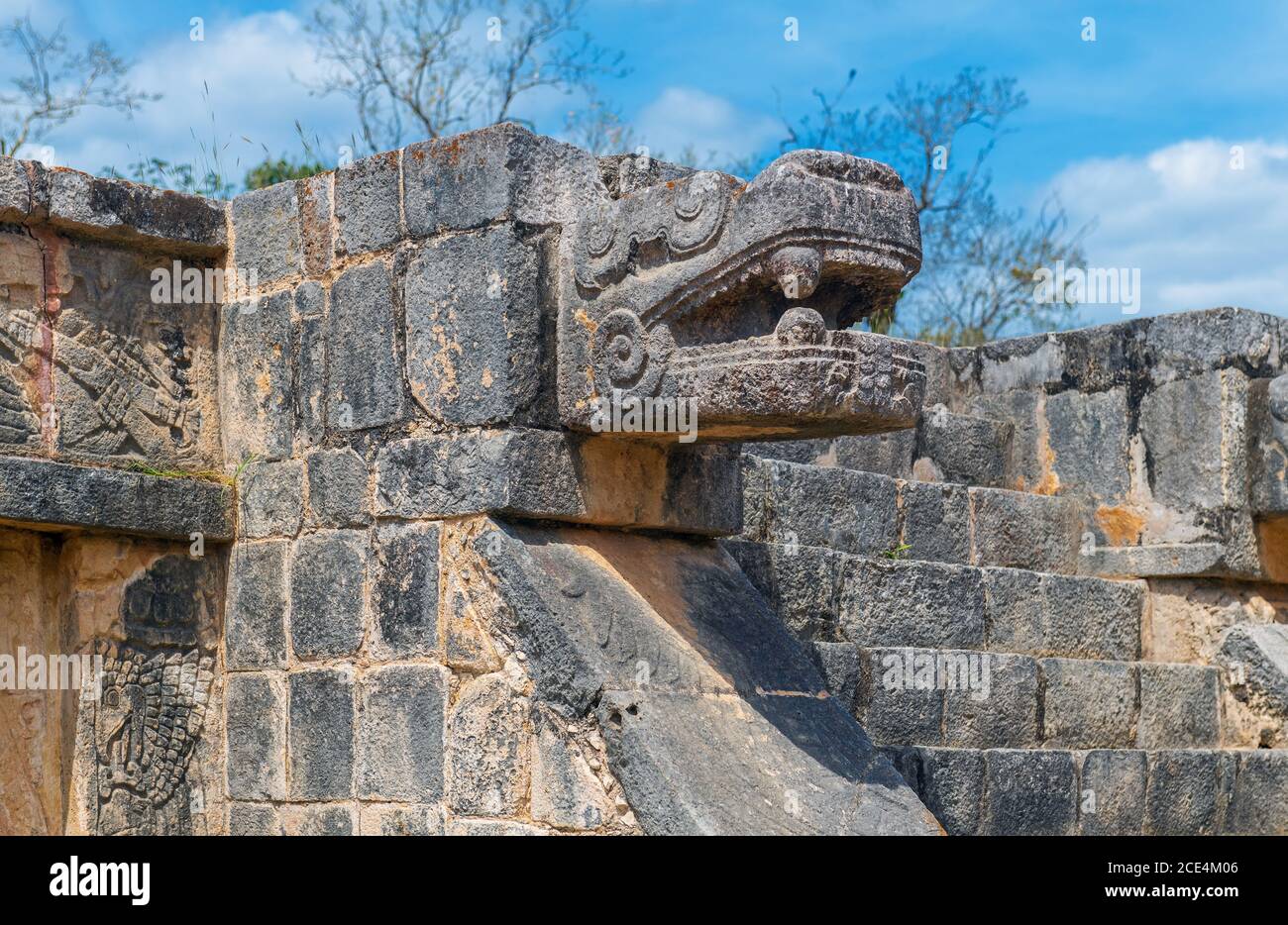 Steinskulptur der gefiederten Schlange und des gottes Quetzalcoatl, Gottheit der Schöpfung und des Lebens für die Azteken- und Maya-Zivilisation, Chichen Itza, Mexiko. Stockfoto