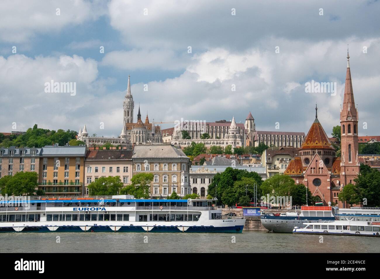 Die Kirche der Himmelfahrt der Budaer Burg (Ungarisch: Nagyboldogasszony-templom), besser bekannt als die Matthias-Kirche (Ungarisch: Mátyás- Stockfoto