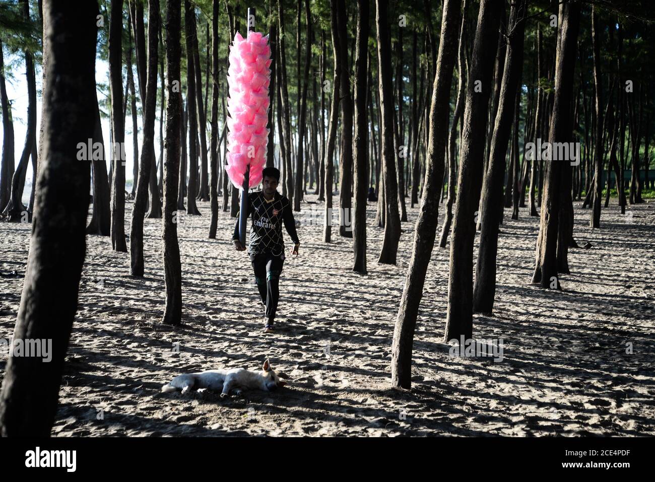 Coxsbazar, Bangladesch. Oktober 2017. Cox's Bazar Beach, in Cox's Bazar, Bangladesch, wird als der längste natürliche Meeresstrand der Welt mit 150 Kilometern Länge (93 Meilen) gelobt. Es ist das Top-Reiseziel des Landes. Bei Flut ist der Strand 200 Meter (660 ft) breit und bei Ebbe ist er durchschnittlich 400 Meter (1,300 ft) breit. Treibsand ist eine Gefahr bei Ebbe. (Foto von Mithail Afrige Chowdhury/Pacific Press) Quelle: Pacific Press Media Production Corp./Alamy Live News Stockfoto