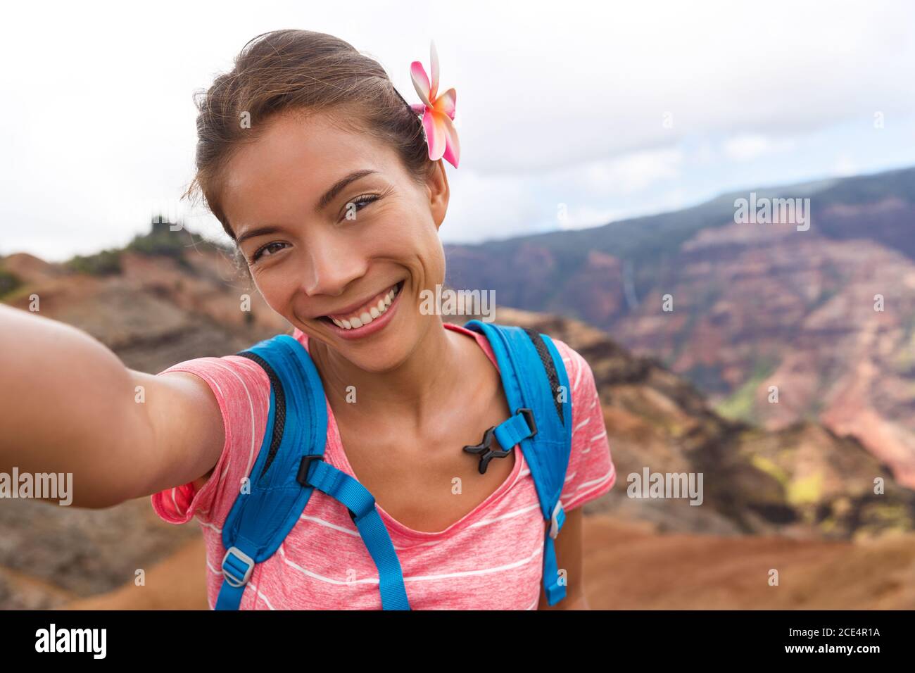 Selfie Reise Tourist Wanderer Mädchen in Waimea Canyon Hawaii Wanderung Selbstporträt mit dem Kameratelefon aufnehmen und Spaß beim Wandern haben Kauai Mountains Stockfoto