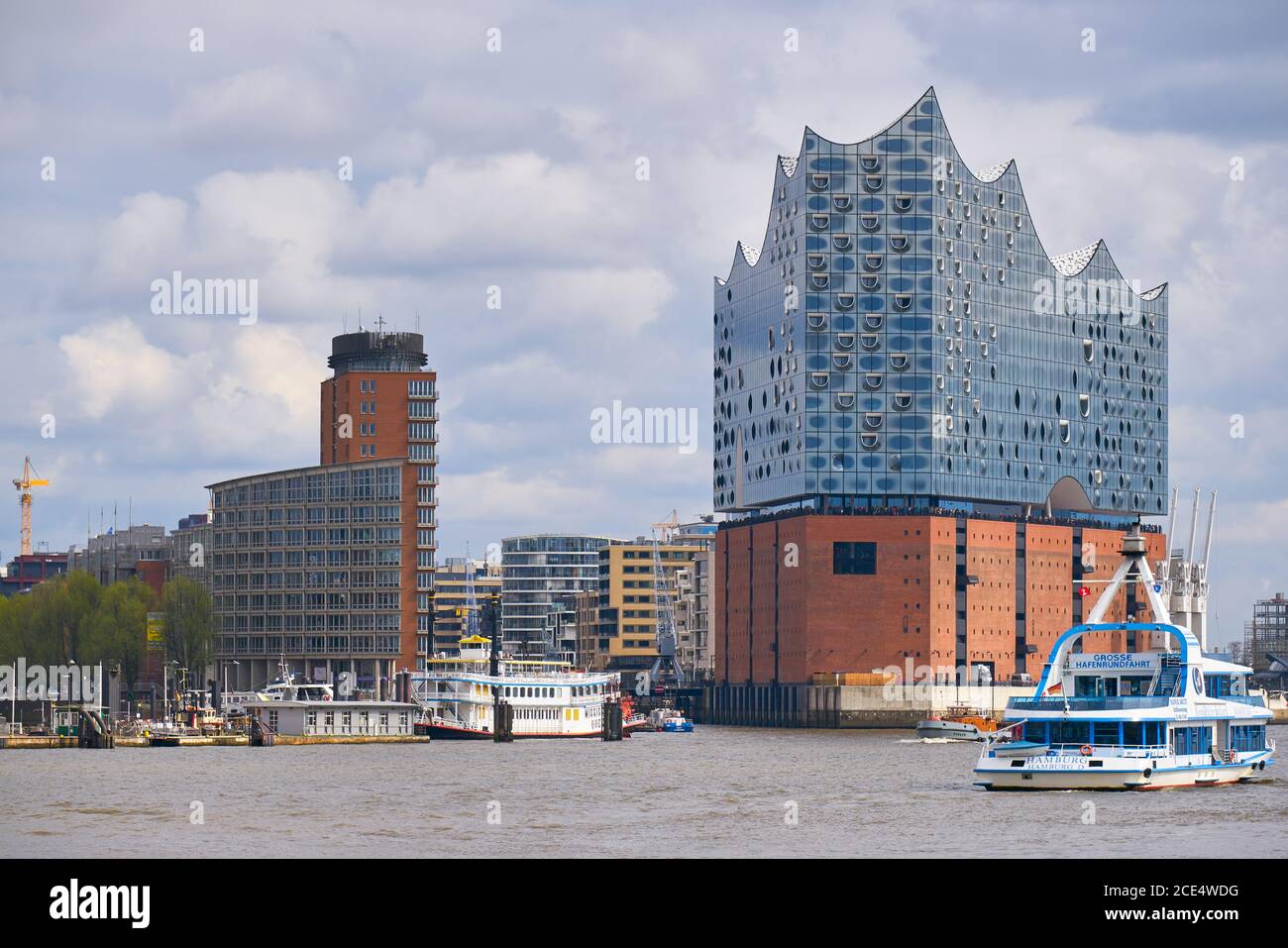 Elbphilharmonie in Hamburg mit der Boote Marina auf der Vorderseite Stockfoto
