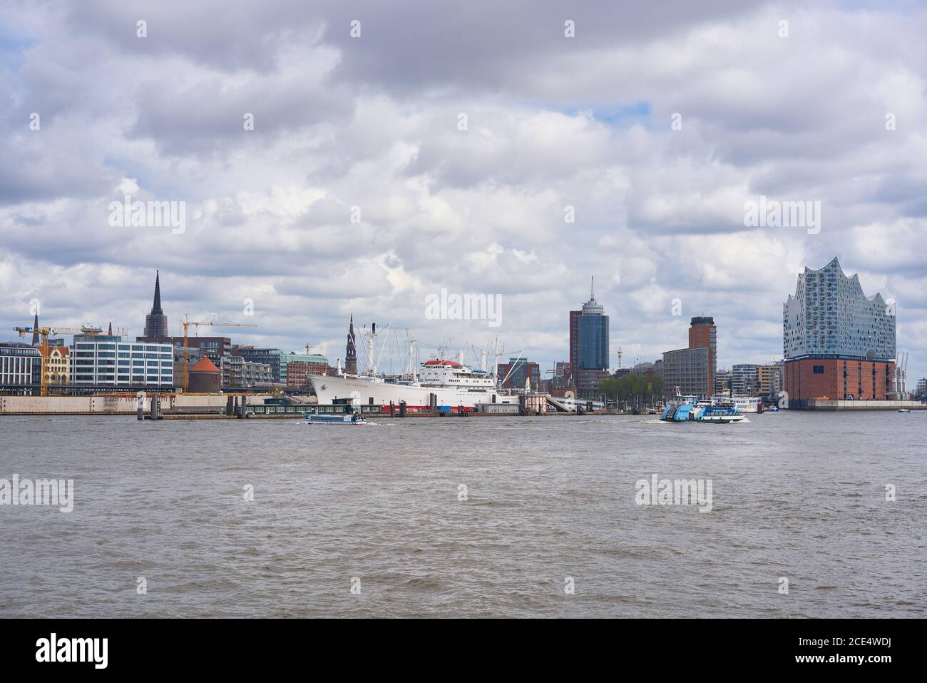 Elbphilharmonie in Hamburg mit der Boote Marina auf der Vorderseite Stockfoto