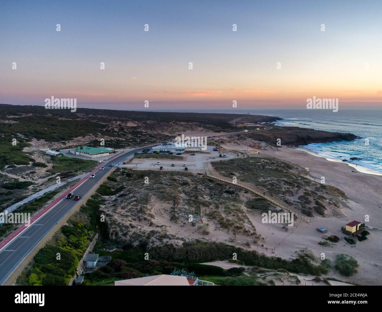 Antenne drone Foto von Praia do Guincho Strand Dünen und der Küste bei Sonnenuntergang Stockfoto