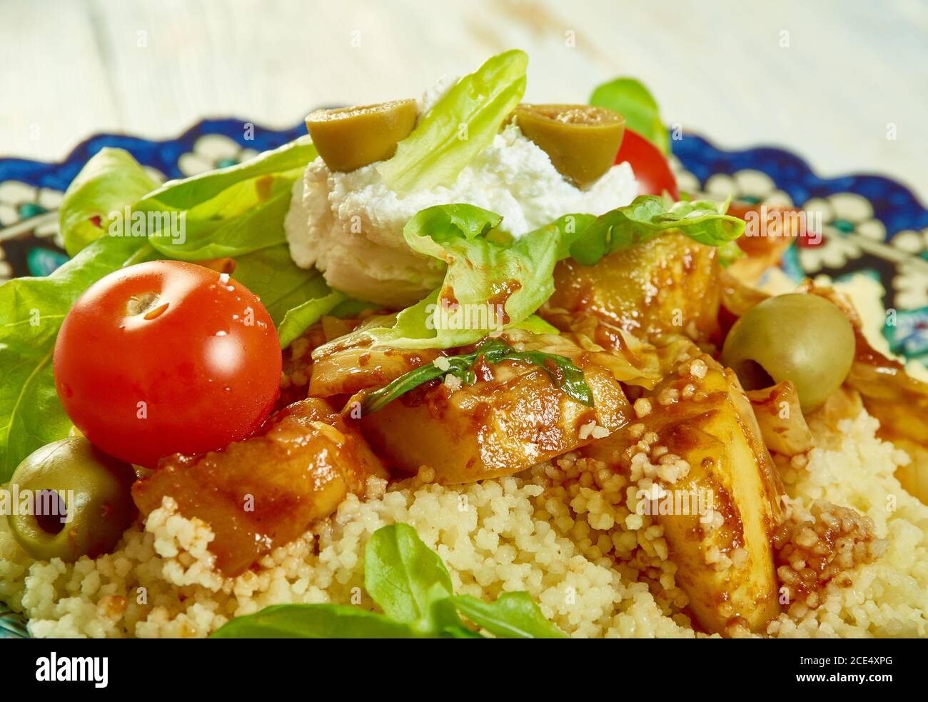 Harissa Gemüse, Ziegenkäse und Couscous Salat Stockfoto