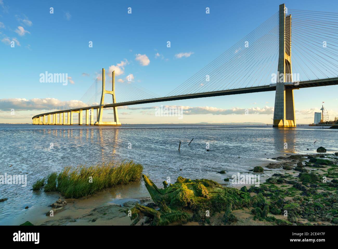 Ponte Vasco da Gama Brücke Blick in der Nähe des Rio Tejo bei Sonnenuntergang Stockfoto