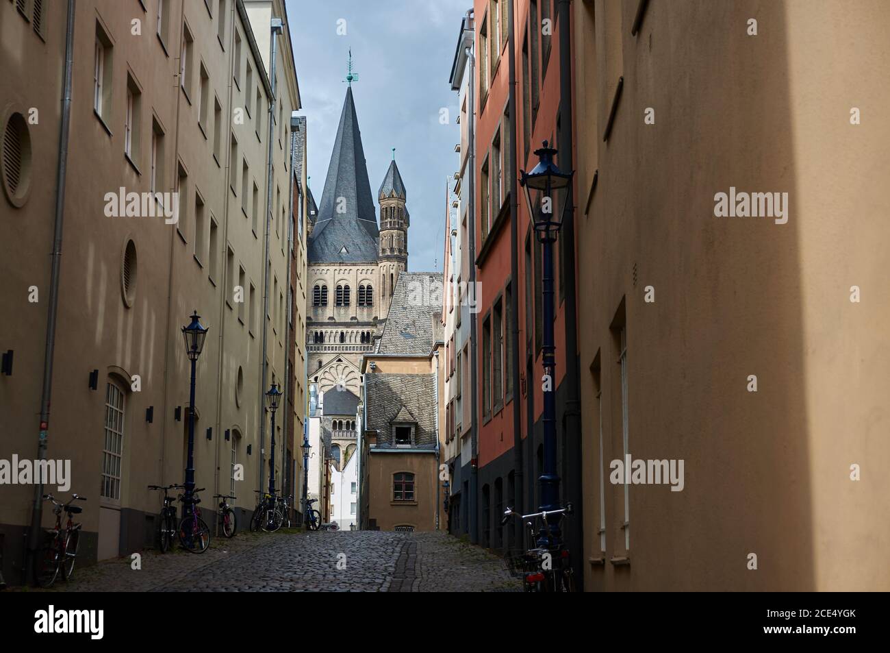 Groß St. Martin Kirche aus einem antiken und mittelalterlichen Gebäuden Straße aus gesehen Stockfoto