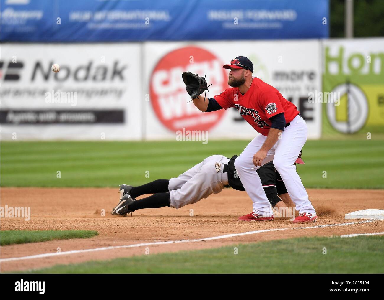 30. August 2020:Winnipeg Goldeyes erster Baseman Kyle Martin (33) wartet auf einen Abwurf während des FM Redhawks-Spiels gegen den Winnipeg Goldeyes im American Association Professional Baseball im Newman Outdoor Field in Fargo, ND. Die RedHawks gewannen 6-2 für ihren achten Sieg in Folge. Foto von Russell Hons/CSM Stockfoto