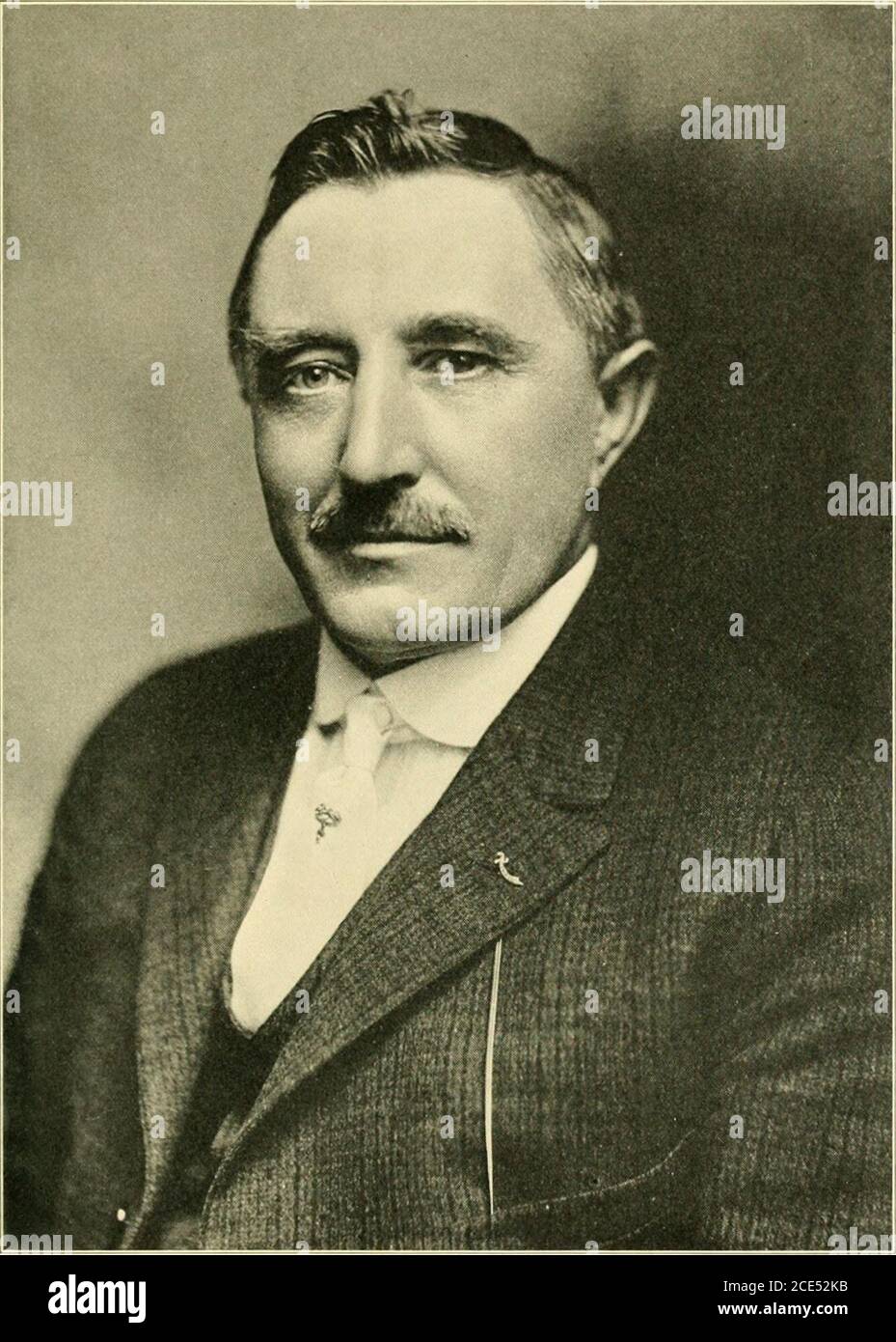 . Geschichte von Milwaukee, Stadt und Grafschaft . lo, New York, zu der Zeit, als die Panamerikanische Ausstellung dort abgehalten wurde und zu der Zeit, als Präsident McKinley ermordet wurde, sah Herr Staal einige der Namen seiner Kameraden aus dem Burenkrieg, die mit der Show auftraten. Er trat, theshow mit seinen Freunden und wurde ein rauer Reiter, hatte Training in gewagten Rittern in Südamerika. Er blieb bei der Organisation, durch das Land zu reisen, und wie er dies tat, war ständig auf der Suche nach einem günstigen Ort, in dem topractice seinen Beruf. 1901 kam Herr Staal in Milwaukee an Stockfoto