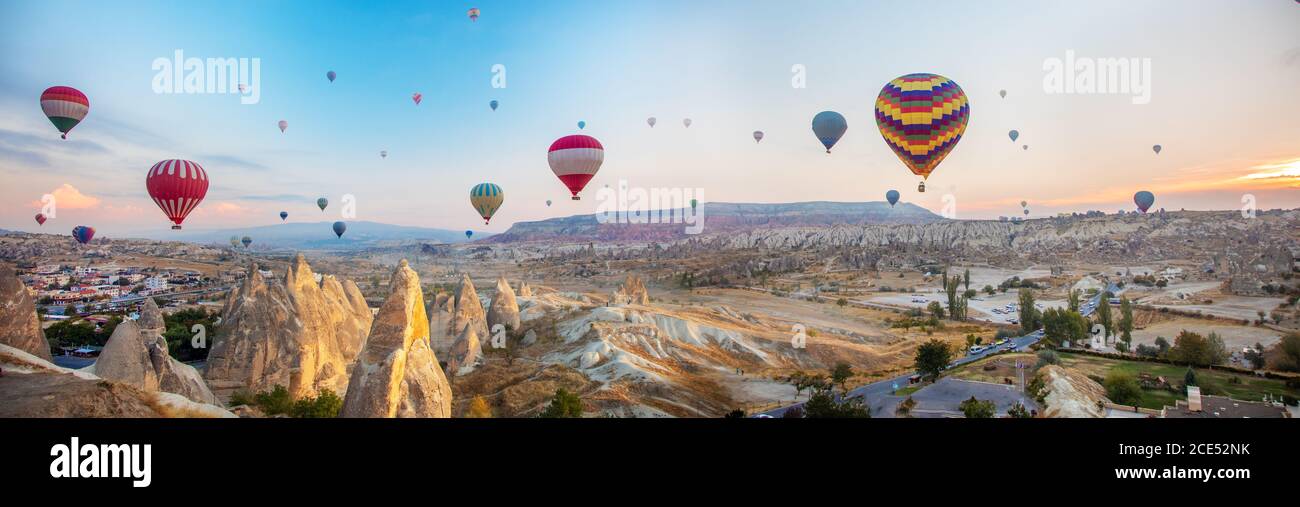 Heißluftballon fliegt bei Sonnenaufgang Stockfoto