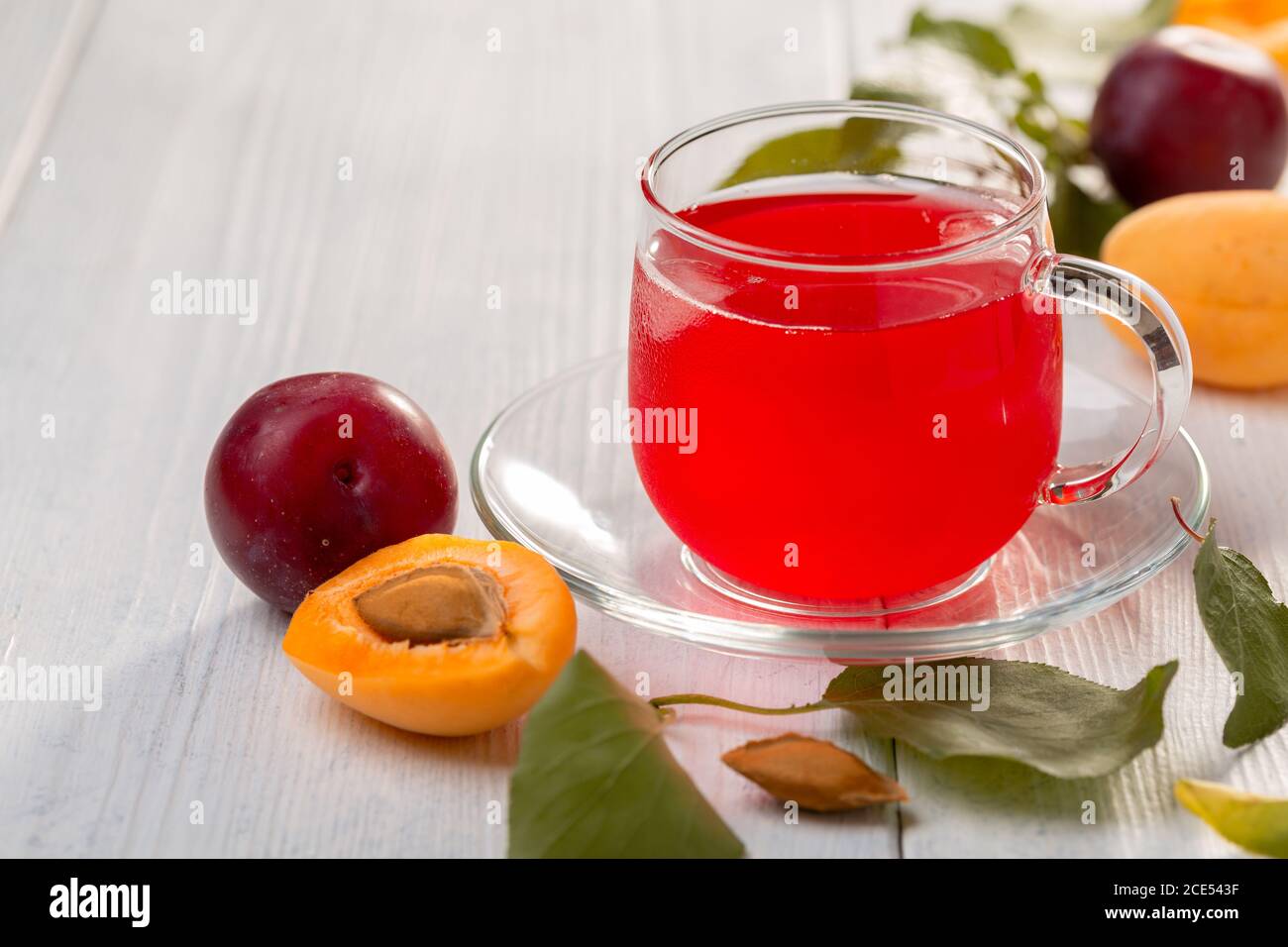 Traditionelles Süßgetränk aus Pflaumen und Aprikosen. Stockfoto