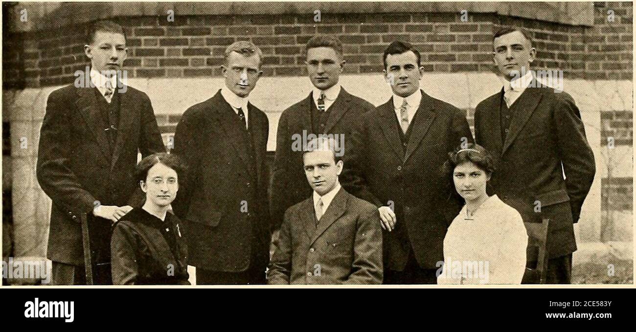 . Bizarr. College News. Wird wöchentlich während des College-Jahres von den Studenten des Lebanon Valley College herausgegeben. Chefredakteur Russell M. Weidler . „ ,. (John B. Lyter Associate Editors j Florence C. Mentz Social ........... ESTA Wareheim Leichtathletik Philo A. Statton Alumni Paul L. Strickler Musik ........... Ray P. Campbell Business Manager Harry H. Charlton 164 Stockfoto