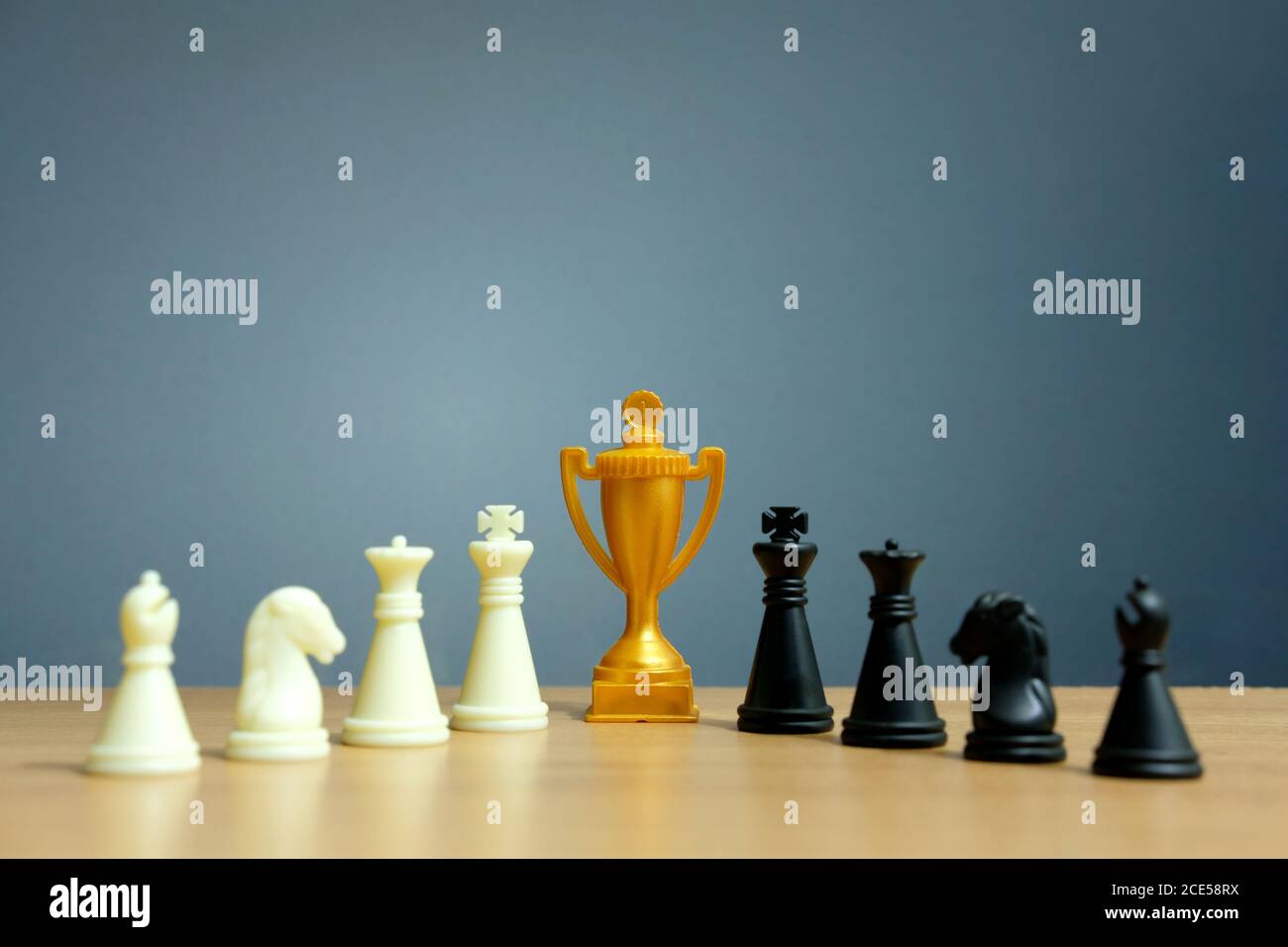 Goldene Trophäe in der Mitte der Schachfigur Stockfoto