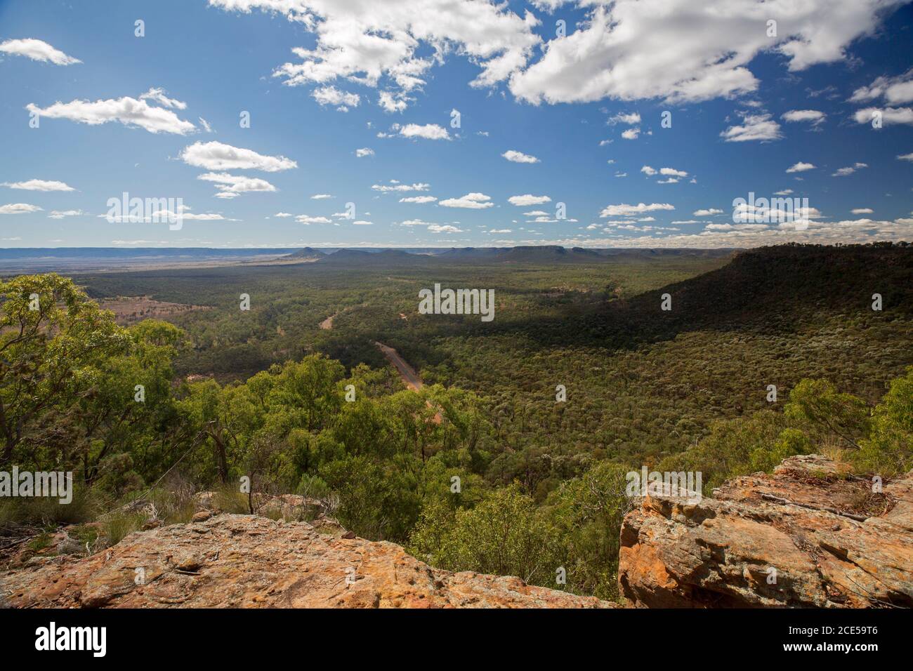 Landschaft von Hügeln und weiten Wäldern durchtrennt durch enge Straße Blick vom hohen Aussichtspunkt am südlichen Ende des Arcadia Valley Im Zentrum von Queensland, Australien Stockfoto