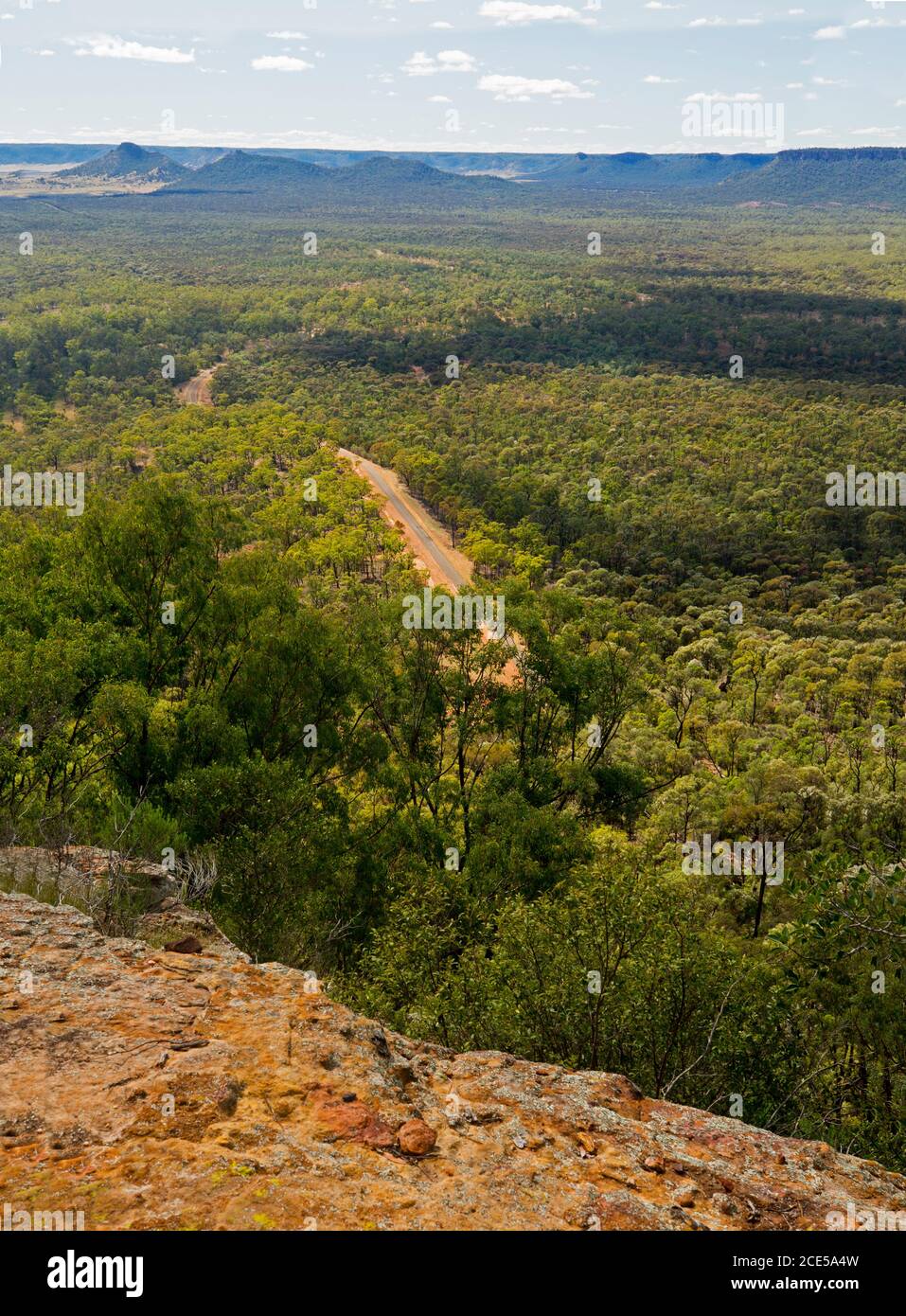 Landschaft von Hügeln und weiten Wäldern durchtrennt durch enge Straße Blick vom hohen Aussichtspunkt am südlichen Ende des Arcadia Valley Im Zentrum von Queensland, Australien Stockfoto