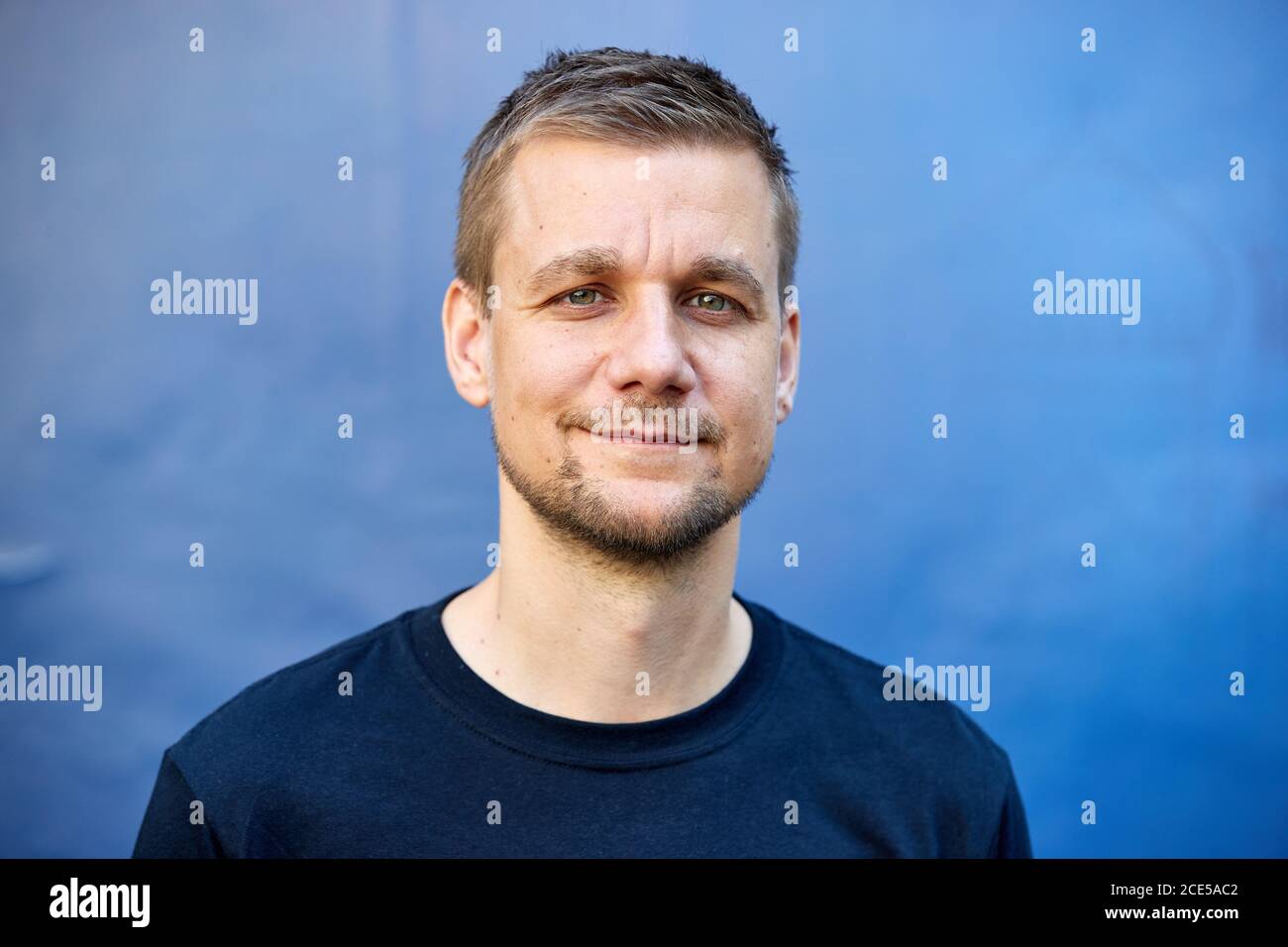 Hamburg, Deutschland. August 2020. Tobi Schlegl, Musiker, Moderator, Autor und Notarzt, bei einer Fotosession im Schanzenviertel anlässlich der Vorstellung seines neuen Buches 'Schockraum'. (To dpa ''Schockraum' von Tobi Schlegl- Roman über Rettungsdienste statt Therapie') Quelle: Georg Wendt/dpa/Alamy Live News Stockfoto