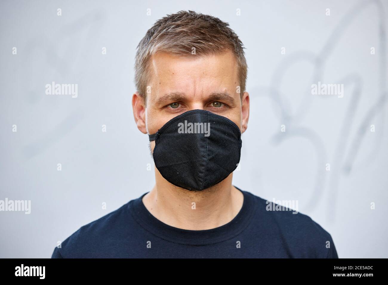 Hamburg, Deutschland. August 2020. Tobias Schlegl, Musiker, Moderator, Autor und Notarzt, trägt bei einer Fotosession im Schanzenviertel eine Alltagsmaske. Er stellte sein neues Buch 'Schockraum' vor. (To dpa ''Schockraum' von Tobi Schlegl- Roman über Rettungsdienste statt Therapie') Quelle: Georg Wendt/dpa/Alamy Live News Stockfoto