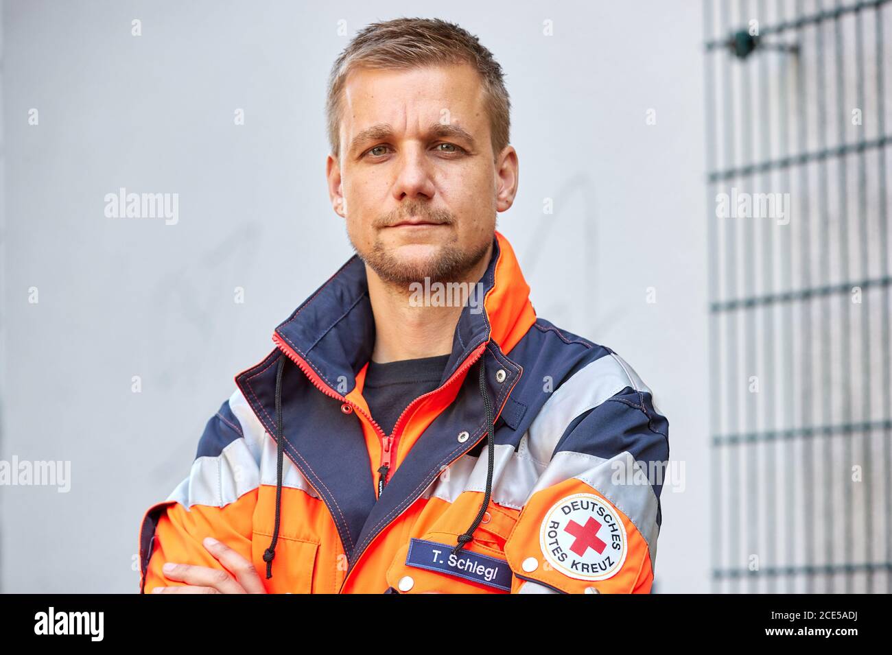 Hamburg, Deutschland. August 2020. Tobias Schlegl, Musiker, Moderator, Autor und Notarzt, trägt bei einer Fotosession im Schanzenviertel anlässlich der Vorstellung seines neuen Buches "Schockraum" eine Sanitäterjacke. (To dpa ''Schockraum' von Tobi Schlegl- Roman über Rettungsdienst statt Therapie') Quelle: Georg Wendt/dpa/Alamy Live News Stockfoto