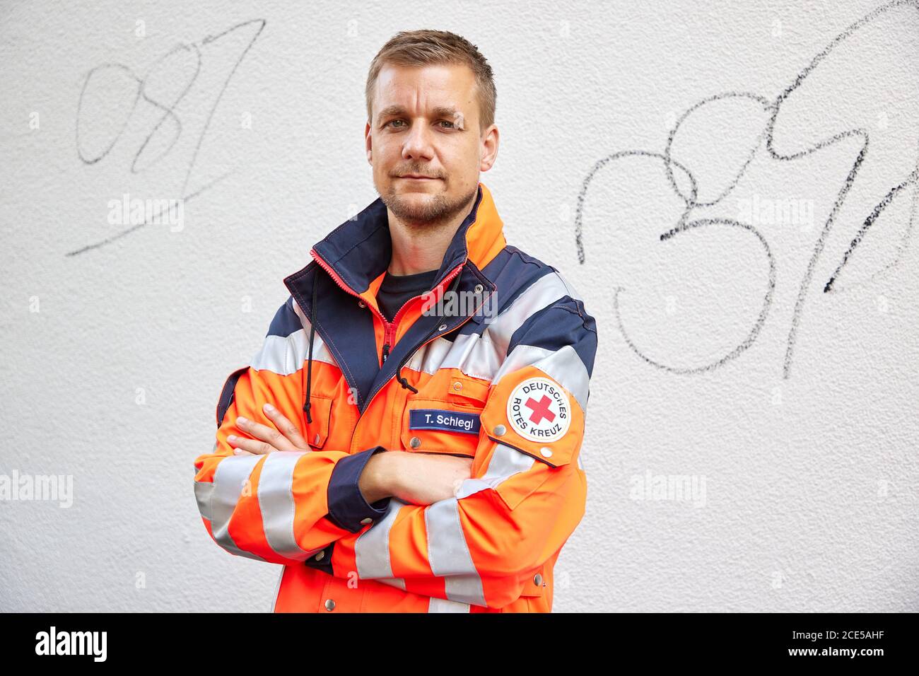 Hamburg, Deutschland. August 2020. Tobias Schlegl, Musiker, Moderator, Autor und Notarzt, trägt bei einer Fotosession im Schanzenviertel anlässlich der Vorstellung seines neuen Buches "Schockraum" eine Sanitäterjacke. (To dpa ''Schockraum' von Tobi Schlegl- Roman über Rettungsdienst statt Therapie') Quelle: Georg Wendt/dpa/Alamy Live News Stockfoto