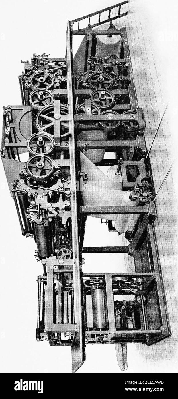 . Eine kurze Geschichte der Druckmaschine und der Verbesserungen in der Druckmaschine von der Zeit Gutenbergs bis in die Gegenwart . Rrichten des Druckmaschinendrucks auf einer Papierrolle. Die Periodi-cal wird in mehreren Seiten gedruckt, je nach Bedarf, und aus der Maschine gefaltet, zerschnitten und geklebt, bereit für den Ordner geliefert. Es ist natürlich nicht wünschenswert, bei der Verwendung von feinen Tinten, direkt aus der Presse zu machen; deshalb werden die Papiere, nachdem sie per-fected, gefaltet und geklebt, bleiben für einige Stunden stehen, bevor sie an die Leser verteilt werden. Zufriedenstellende Methoden dieses Ha zu tun Stockfoto