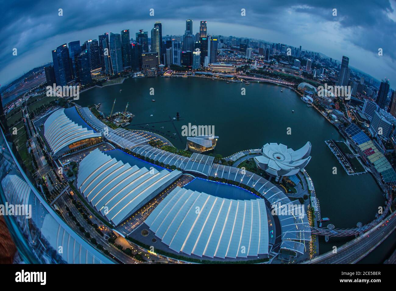 Eine Gruppe von Gebäuden, die vom Marina Bay Sands Lookout aus zu sehen sind Stockfoto