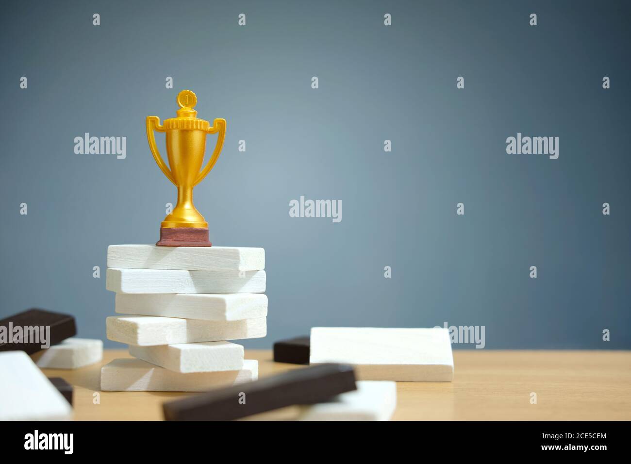 Goldene Trophäe auf weißem Podium Stockfoto