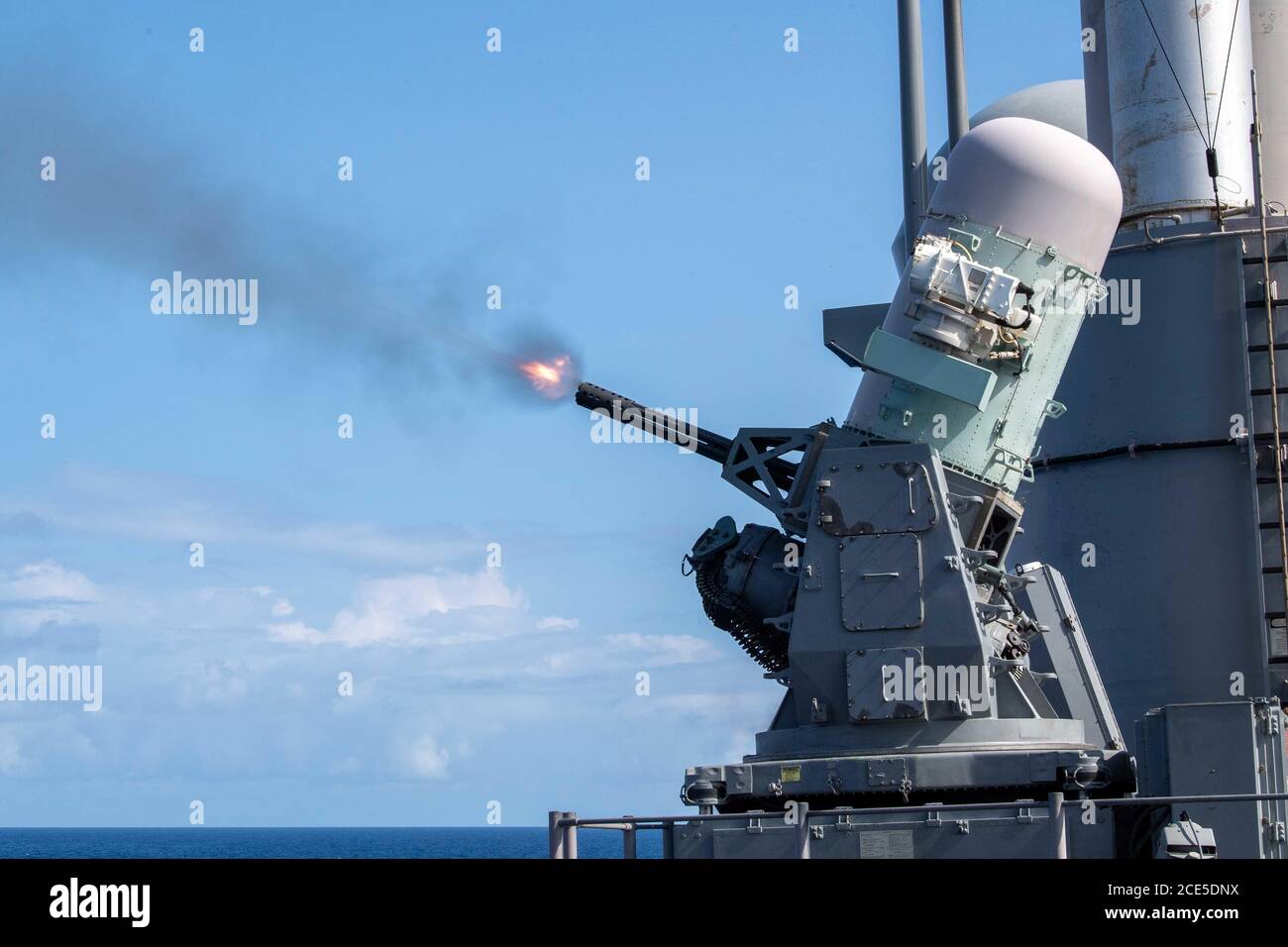 200824-N-FK318-1047 PAZIFISCHER OZEAN (AUG 24, 2020) US Navy guided-rakete Cruiser USS Lake Erie (CG 70) feuert ein Close-in Weapon System (CIWS) während Übung Rim of the Pacific (RIMPAC) 2020. Zehn Nationen, 22 Schiffe, ein U-Boot und mehr als 5,300 Mitarbeiter nehmen vom 17. Bis 31. August an RIMPAC auf See rund um die Hawaii-Inseln Teil. RIMPAC ist eine alle zwei Jahre stattfindende Übung zur Förderung und Aufrechterhaltung kooperativer Beziehungen, die entscheidend für die Sicherheit von Seewegen und Sicherheit zur Unterstützung einer freien und offenen Region im Indo-Pazifik-Raum sind. Die Übung ist eine einzigartige Trainingsplattform entwickelt, um en Stockfoto