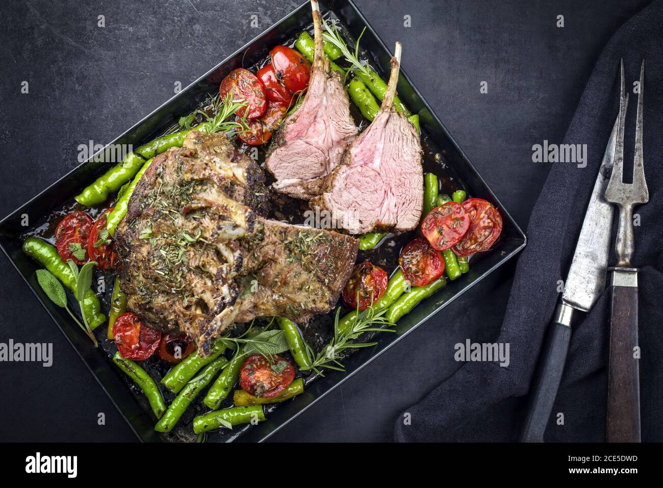 Grillrack Lammhals mit Paprika und Tomaten angeboten Als Draufsicht auf einem Metallfach mit Kopierplatz Stockfoto