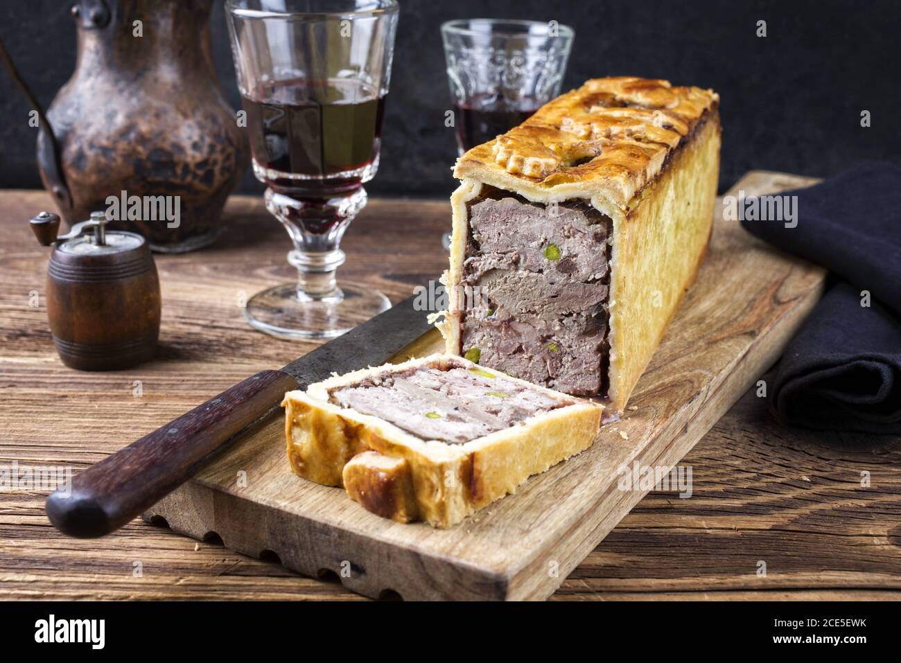 Traditionelle französische Pate en Croute mit Gänsefleisch und Leber Als  Nahaufnahme mit Rotwein auf einem Holzbrett Stockfotografie - Alamy