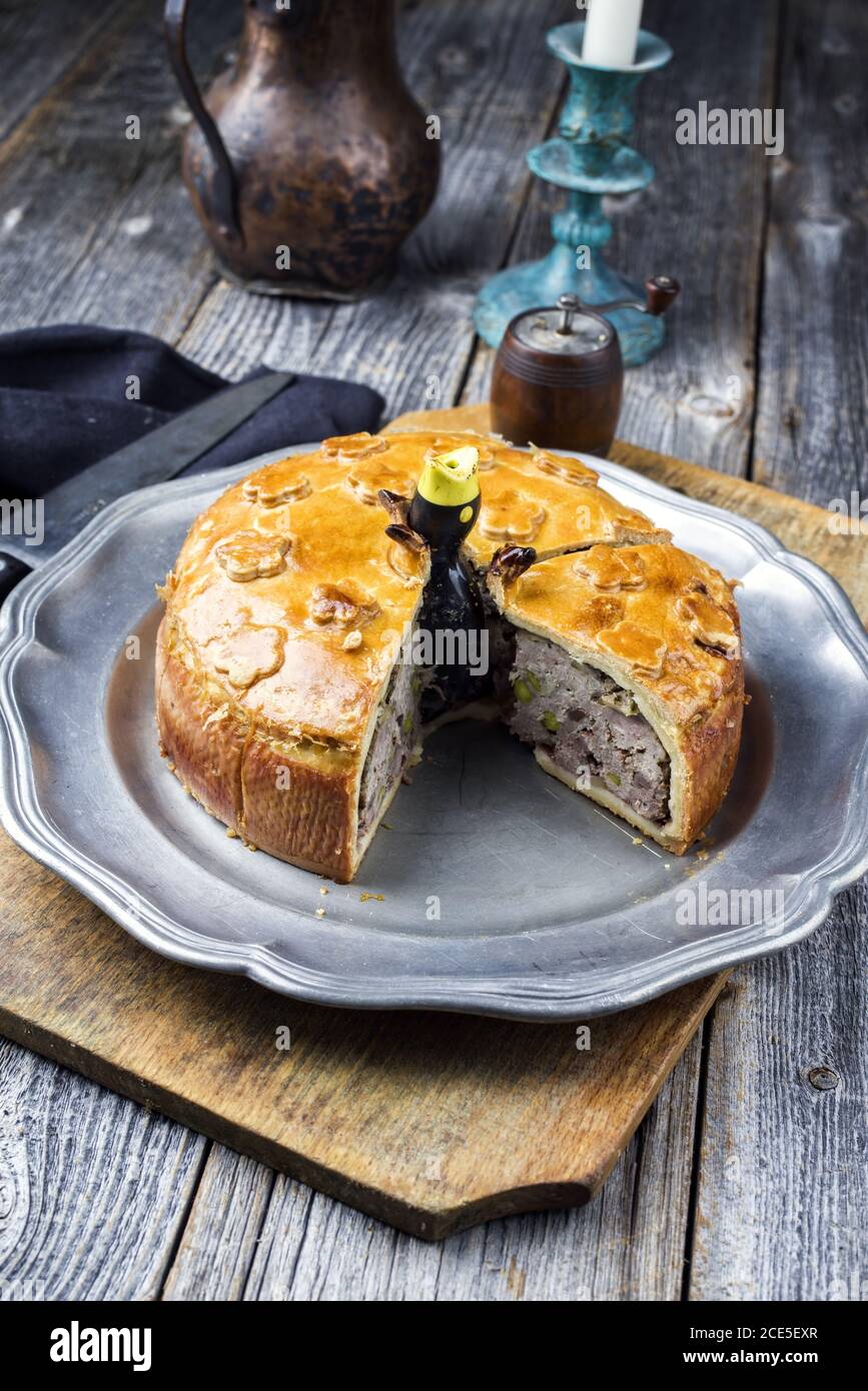 Traditionelle französische Pate en Croute mit Gänsefleisch und Leber Als  Nahaufnahme auf einer Zinnplatte Stockfotografie - Alamy